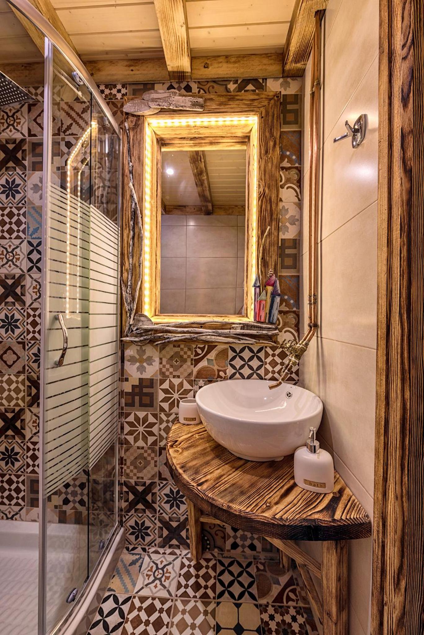 Deluxe Double Room with Bath - Photo 10