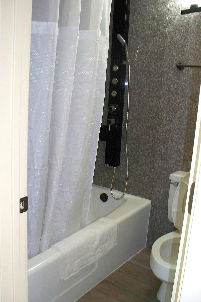 Standard Room with Two Queen Beds photo 2