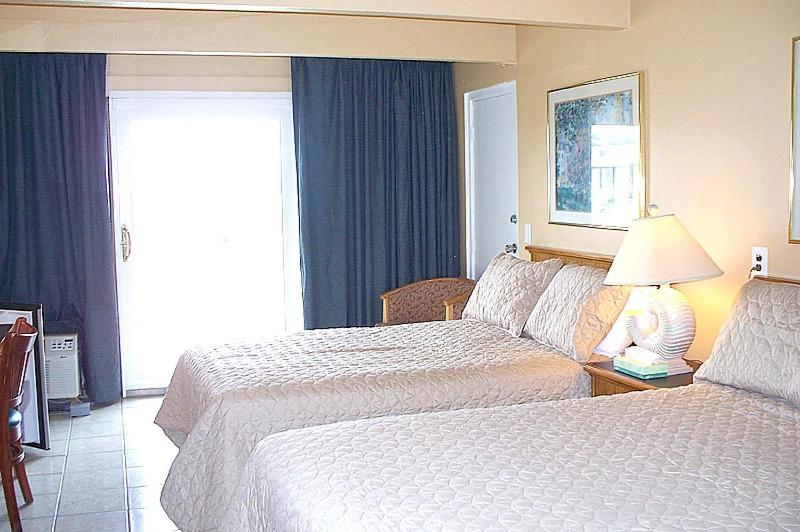 Standard Room with Two Queen Beds photo 1