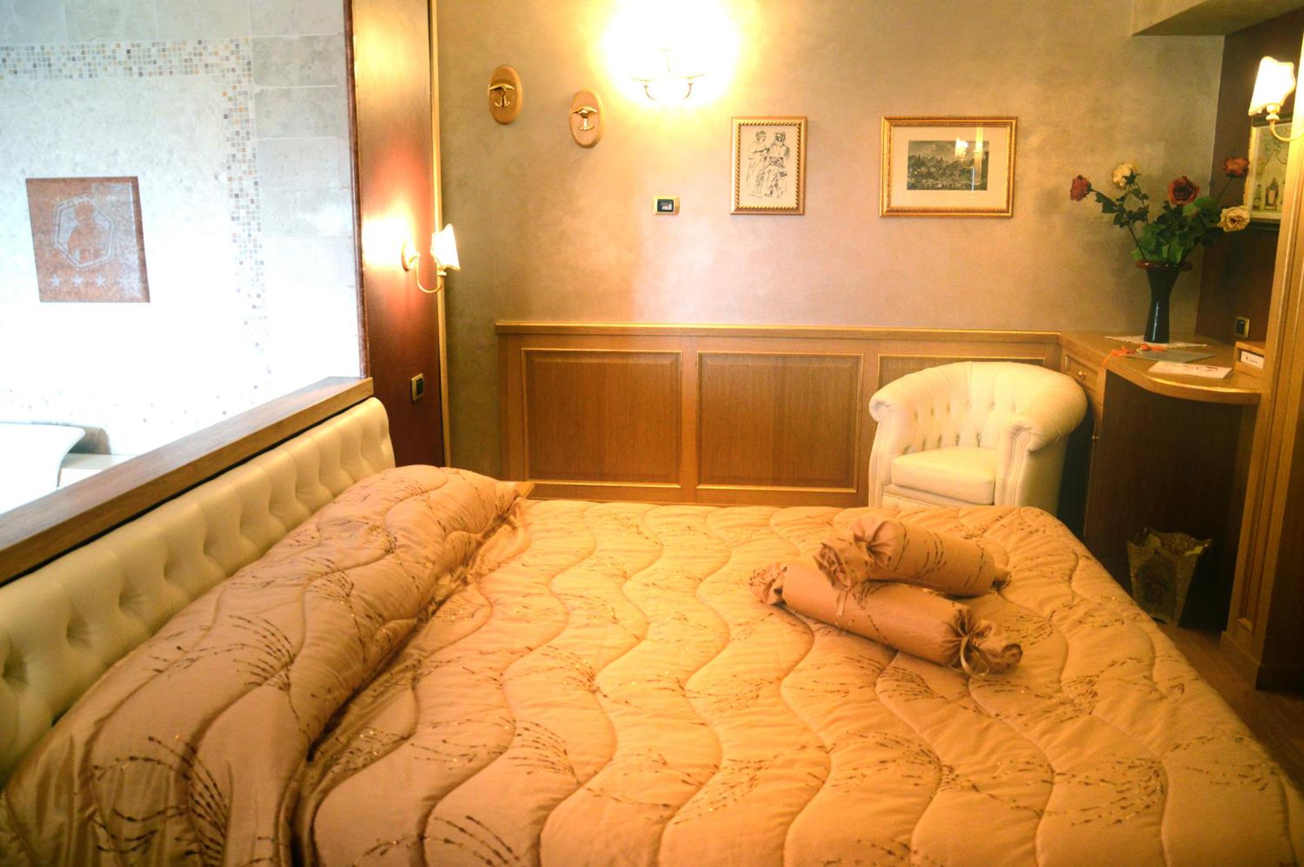 Suite with Spa Bath - Photo 7