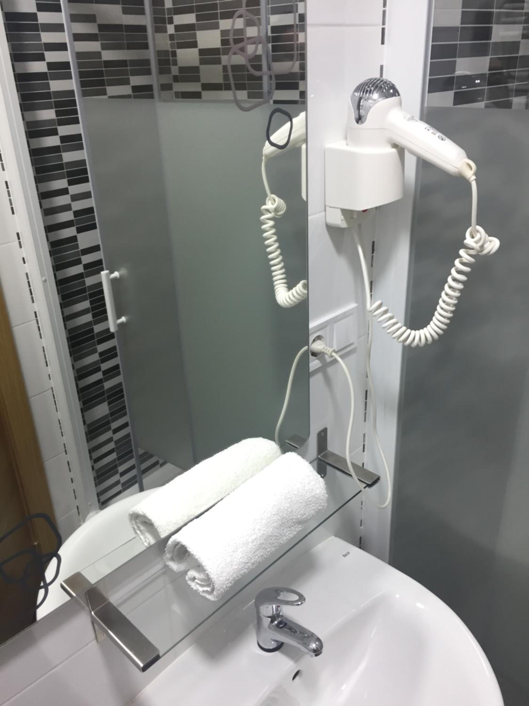 Single Room with Private Bathroom photo 3