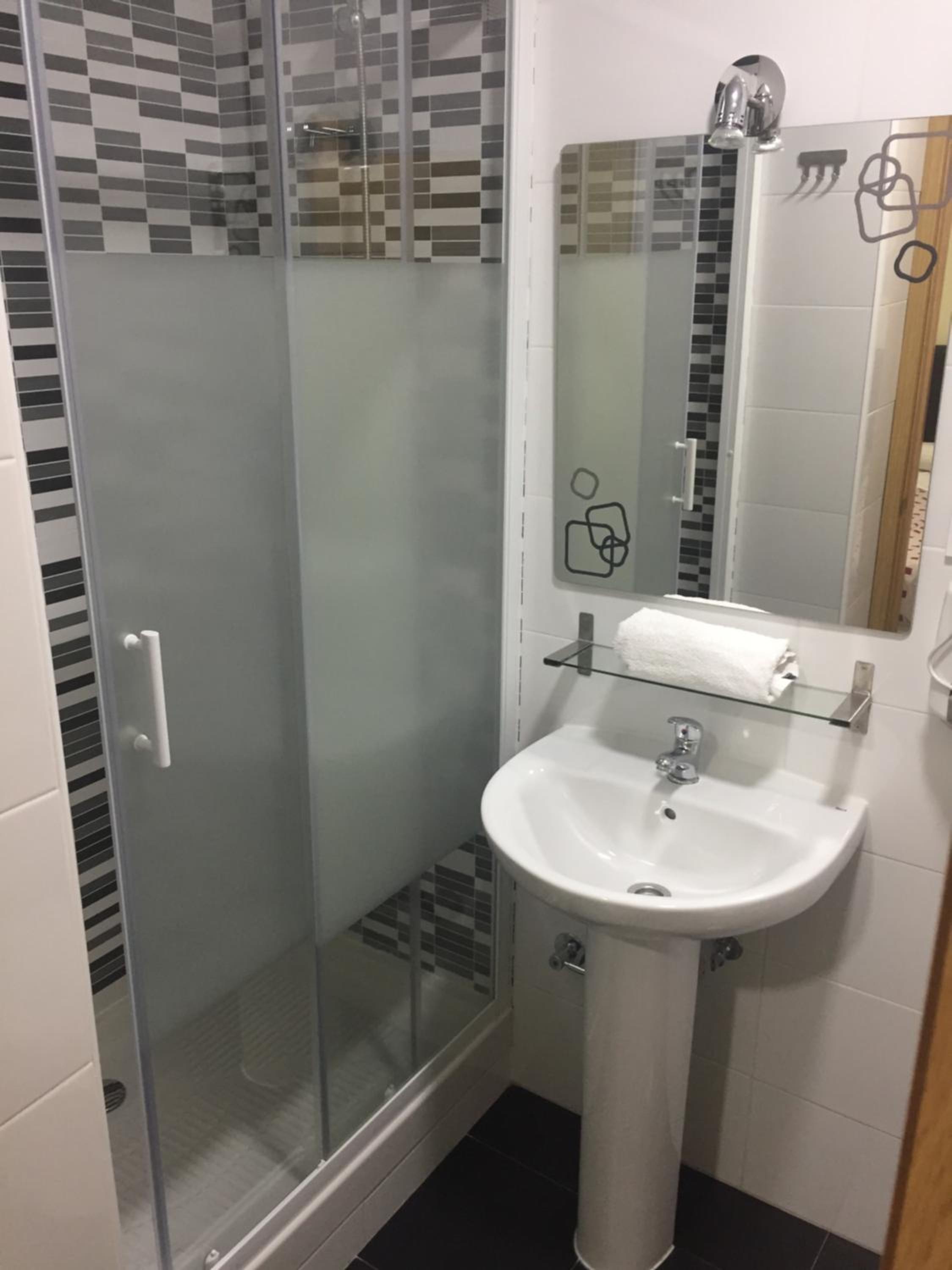 Single Room with Private Bathroom photo 2