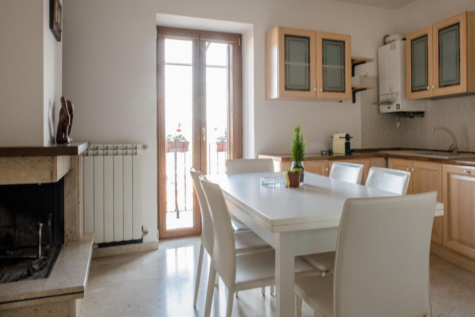 Apartment with Mountain View - Photo 5