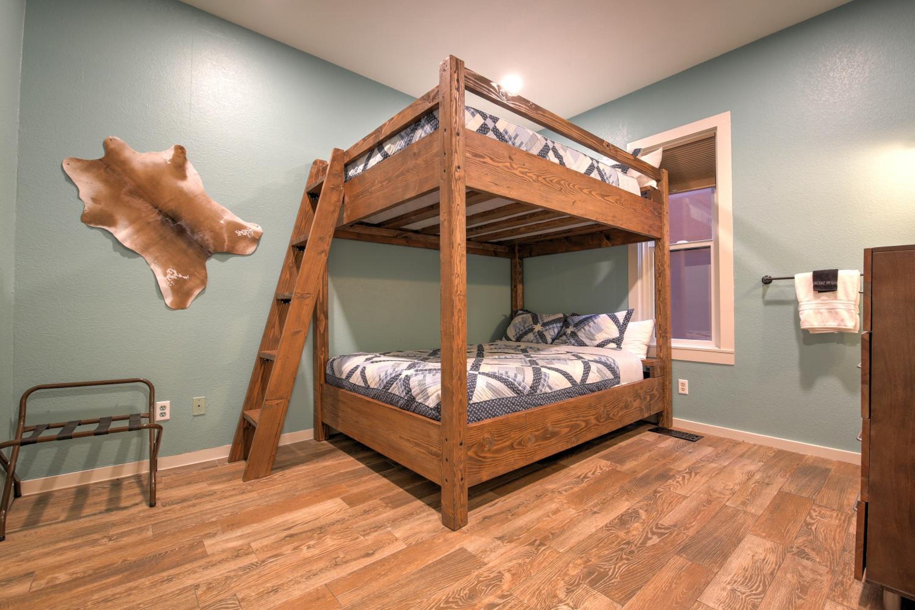 Queen Room with Queen Bunk Beds photo 1