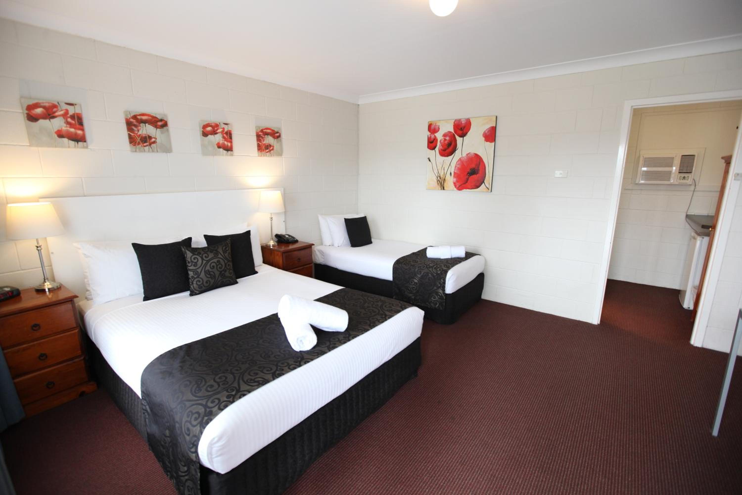 Queen and Single Room - Photo 9