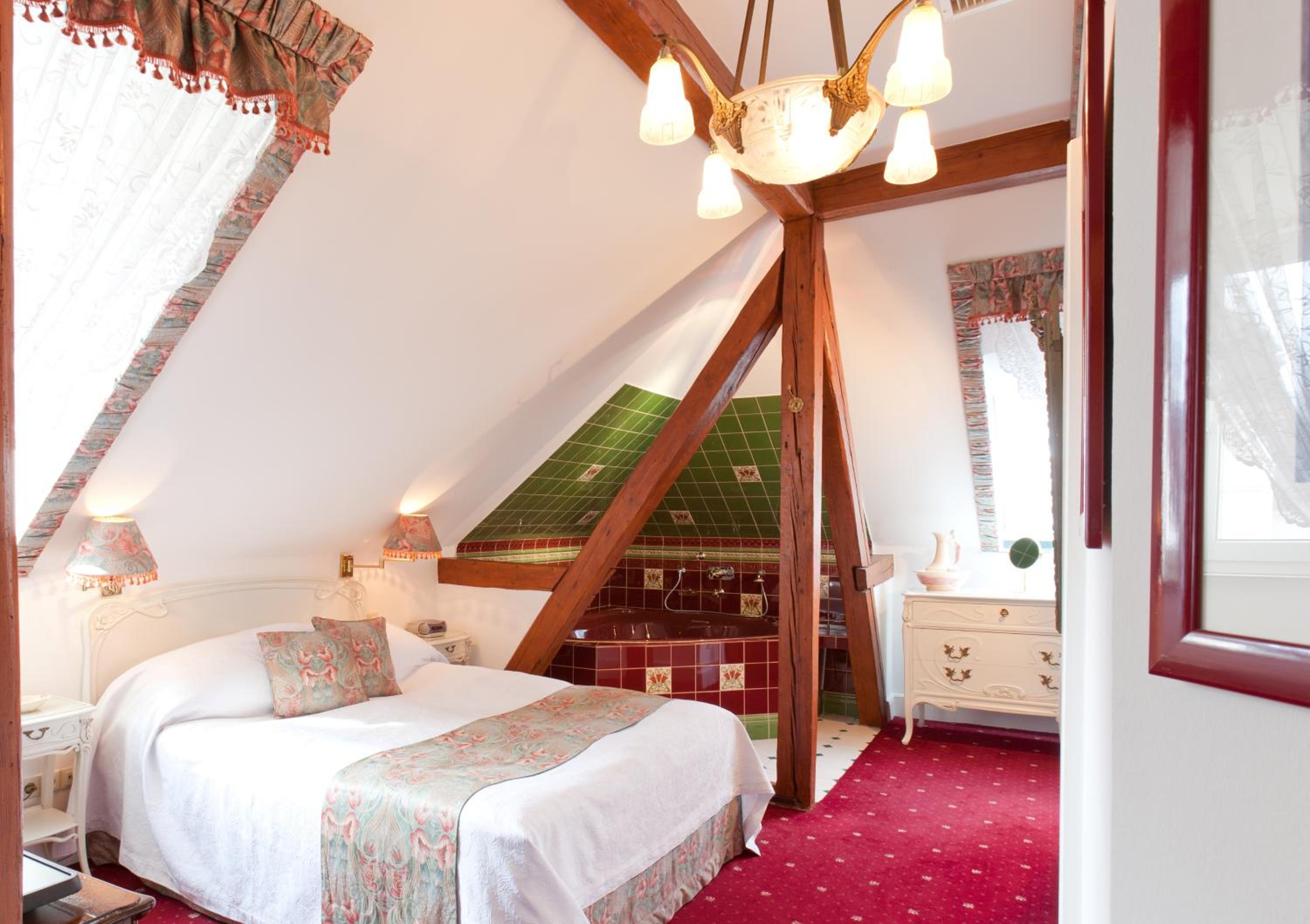 Deluxe Room - Photo 17