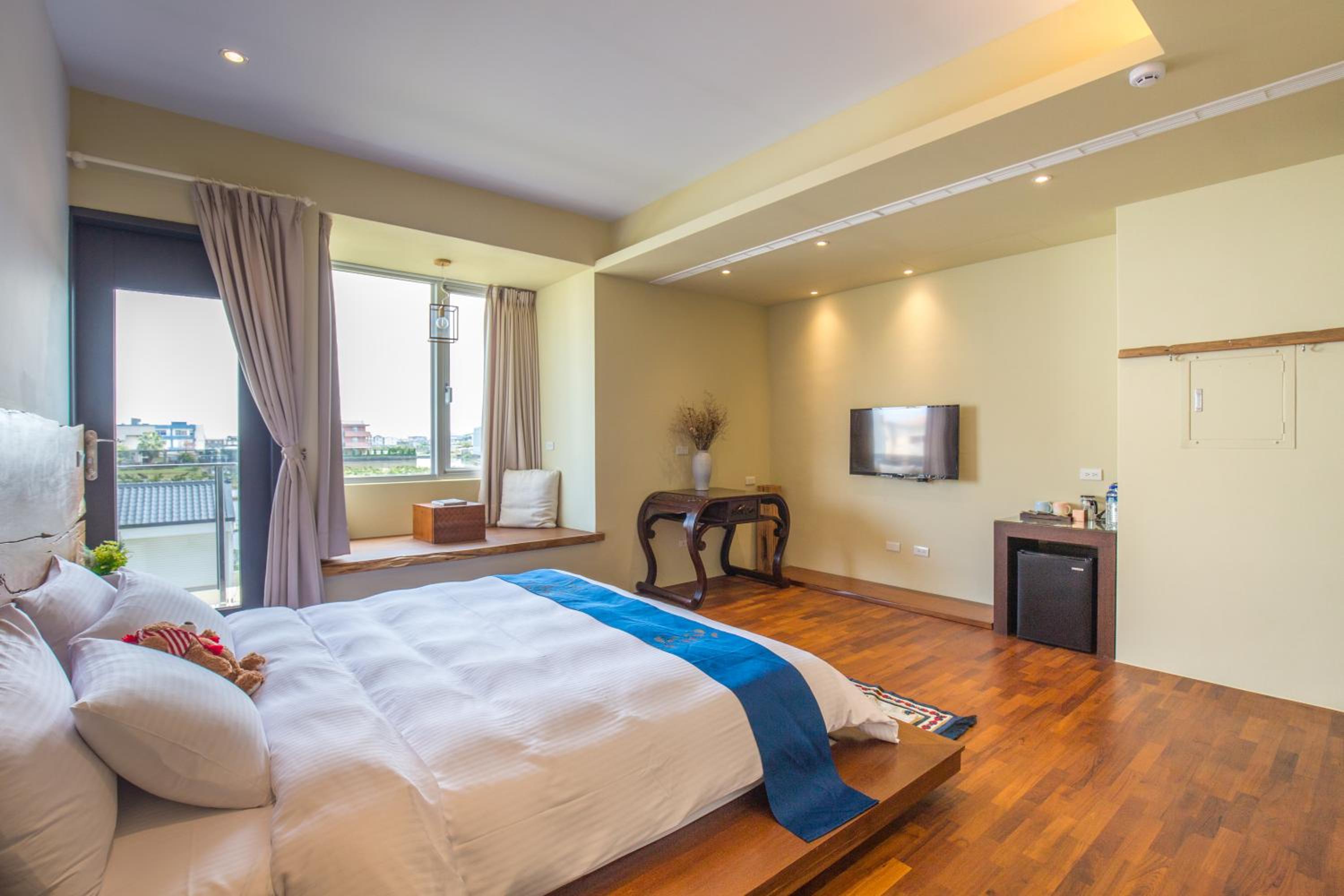 Deluxe Double Room with Balcony - Photo 11