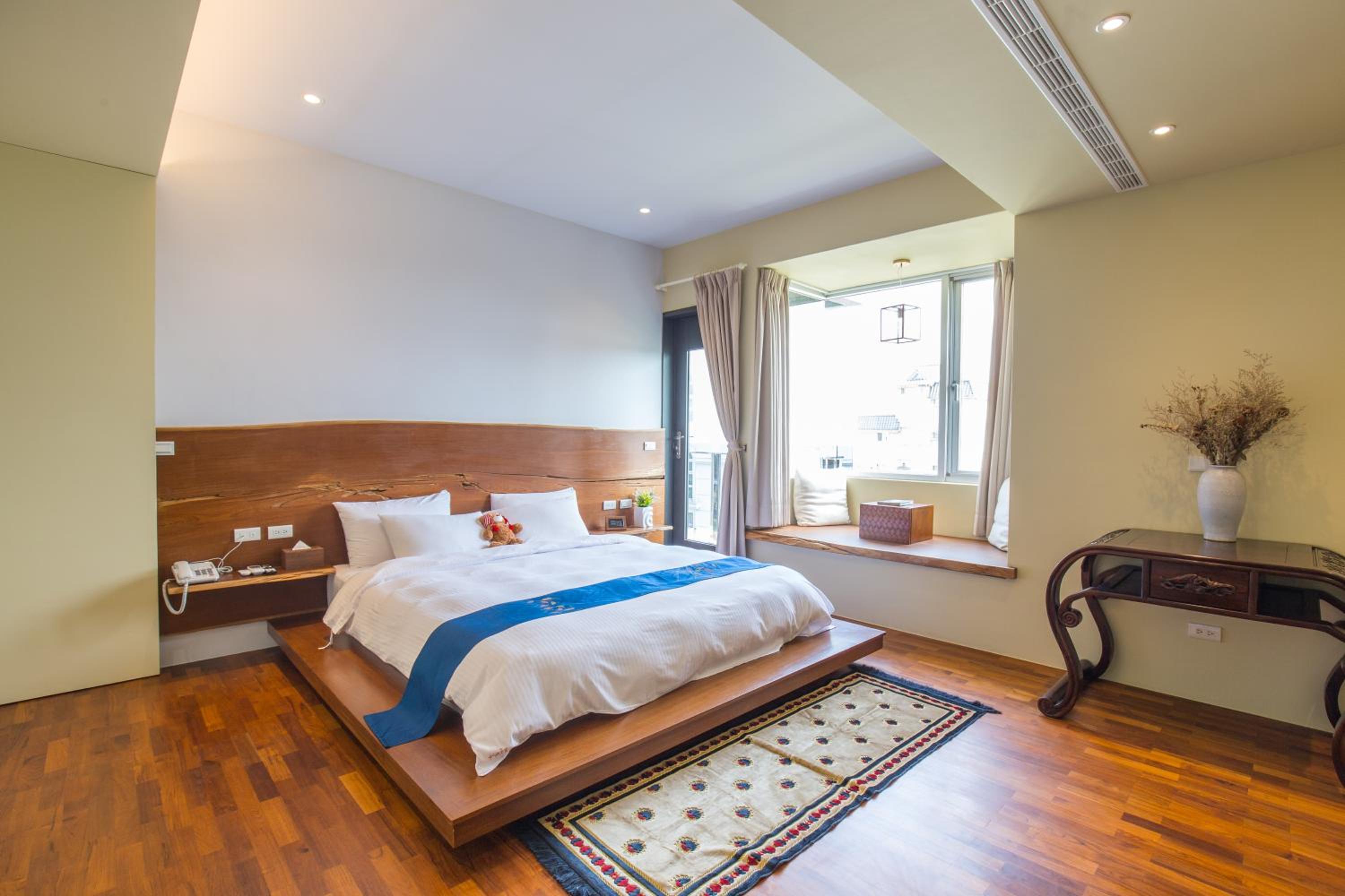 Deluxe Double Room with Balcony - Photo 10