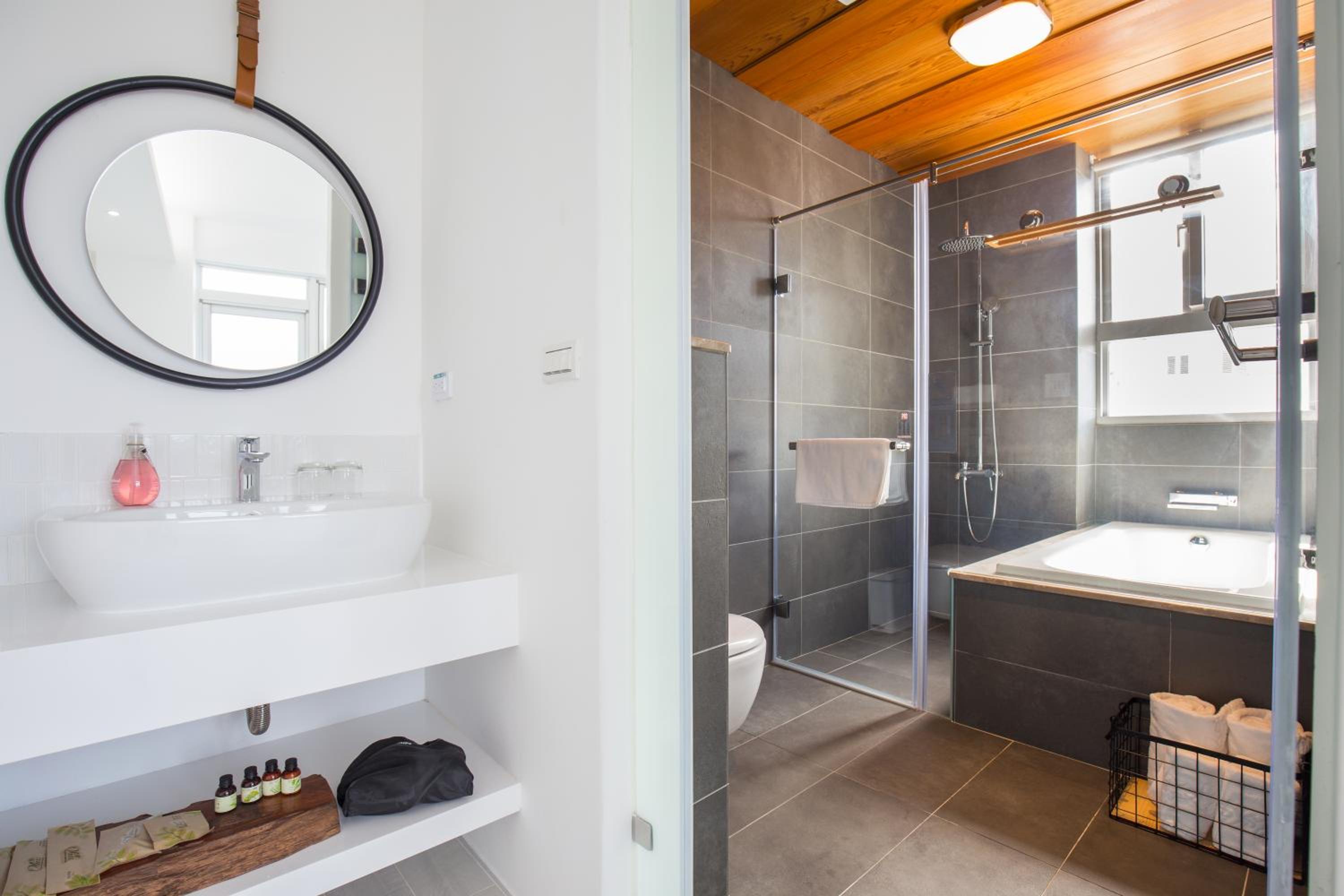 Deluxe Double Room with Balcony - Photo 9