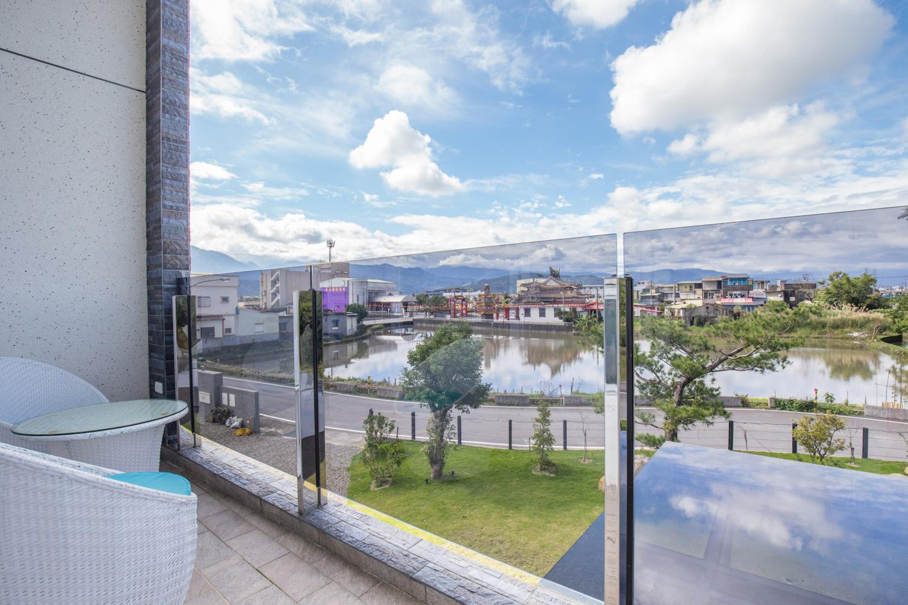 Deluxe Double Room with Balcony - Photo 8