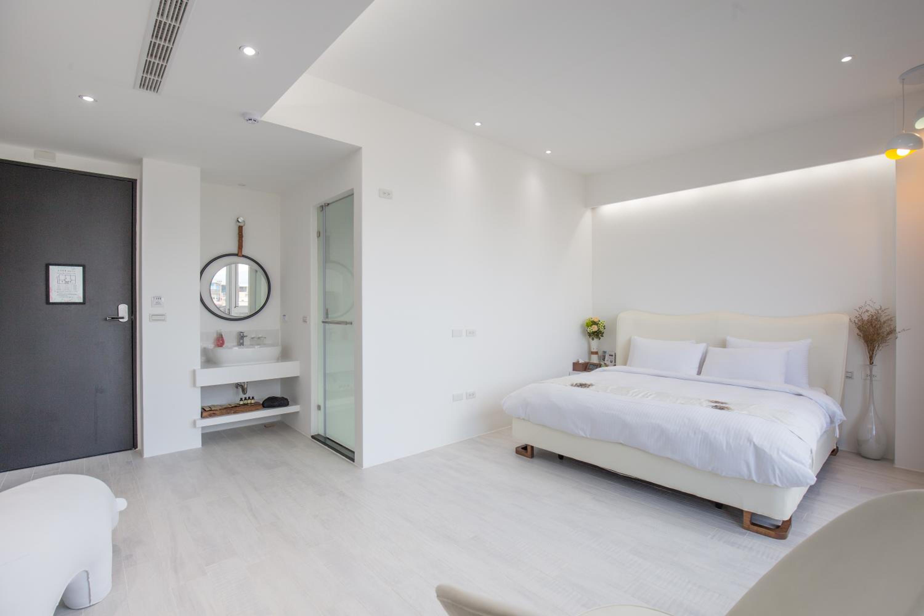 Deluxe Double Room with Balcony - Photo 7