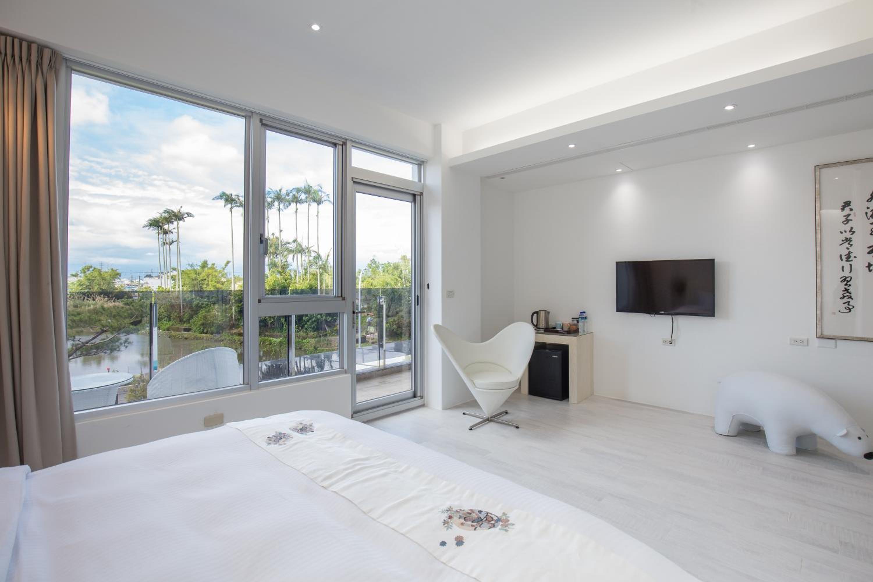 Deluxe Double Room with Balcony - Photo 5
