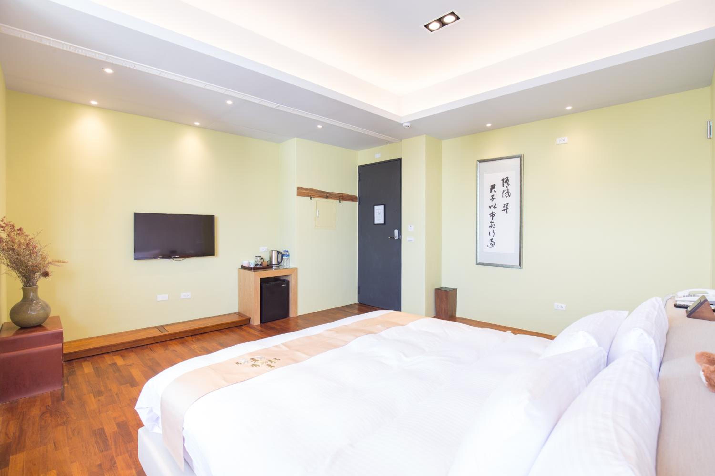 Deluxe Double Room with Balcony - Photo 14