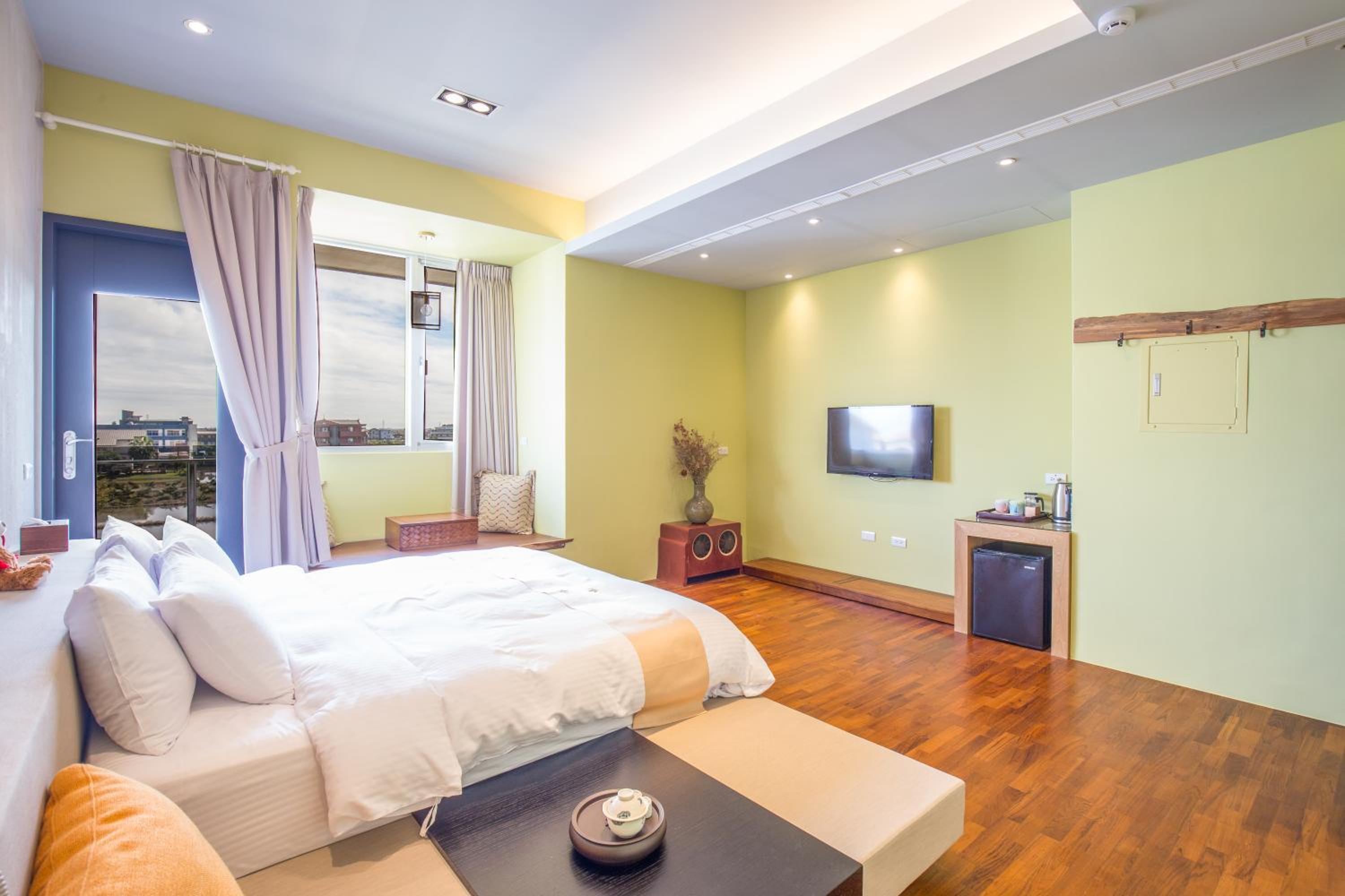 Deluxe Double Room with Balcony - Photo 12