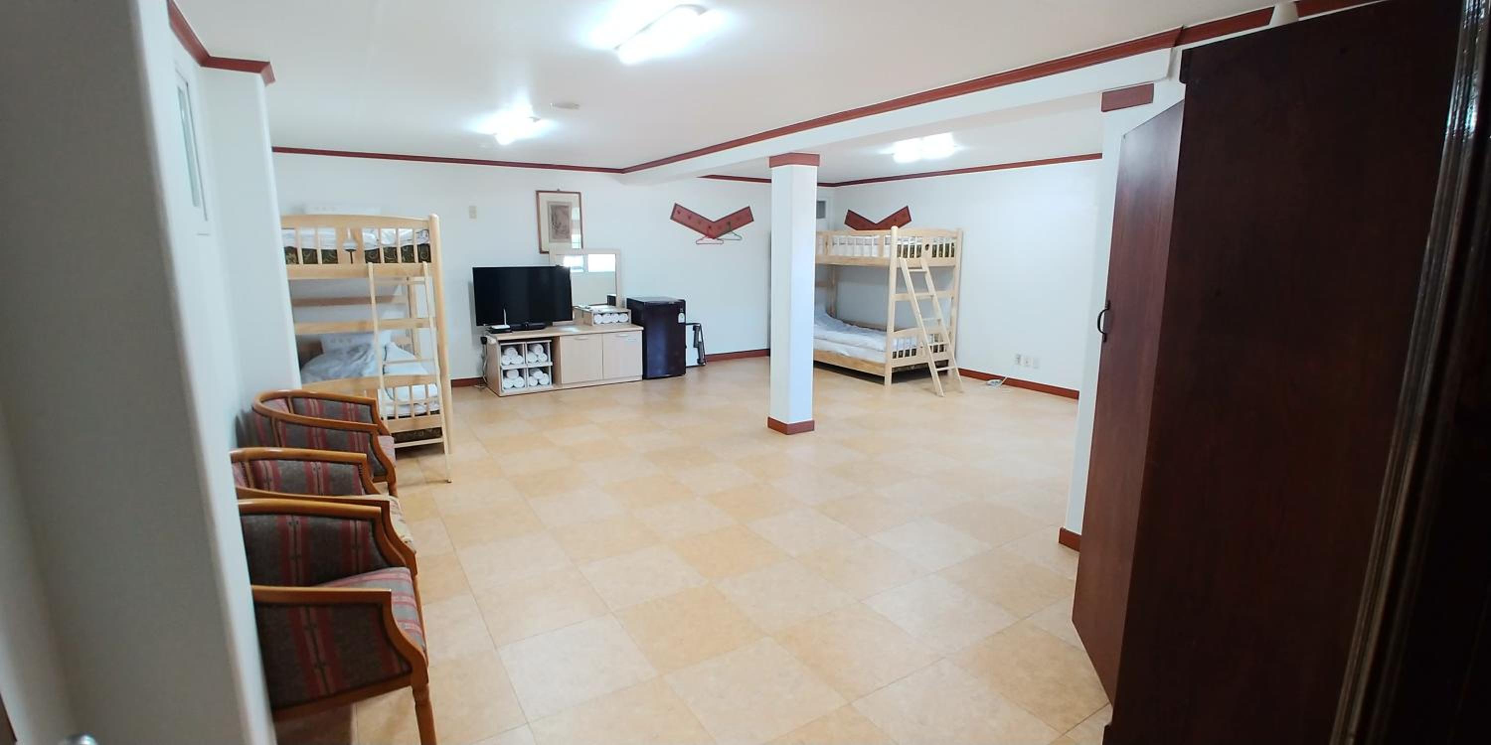 Superior Family Room - Photo 1