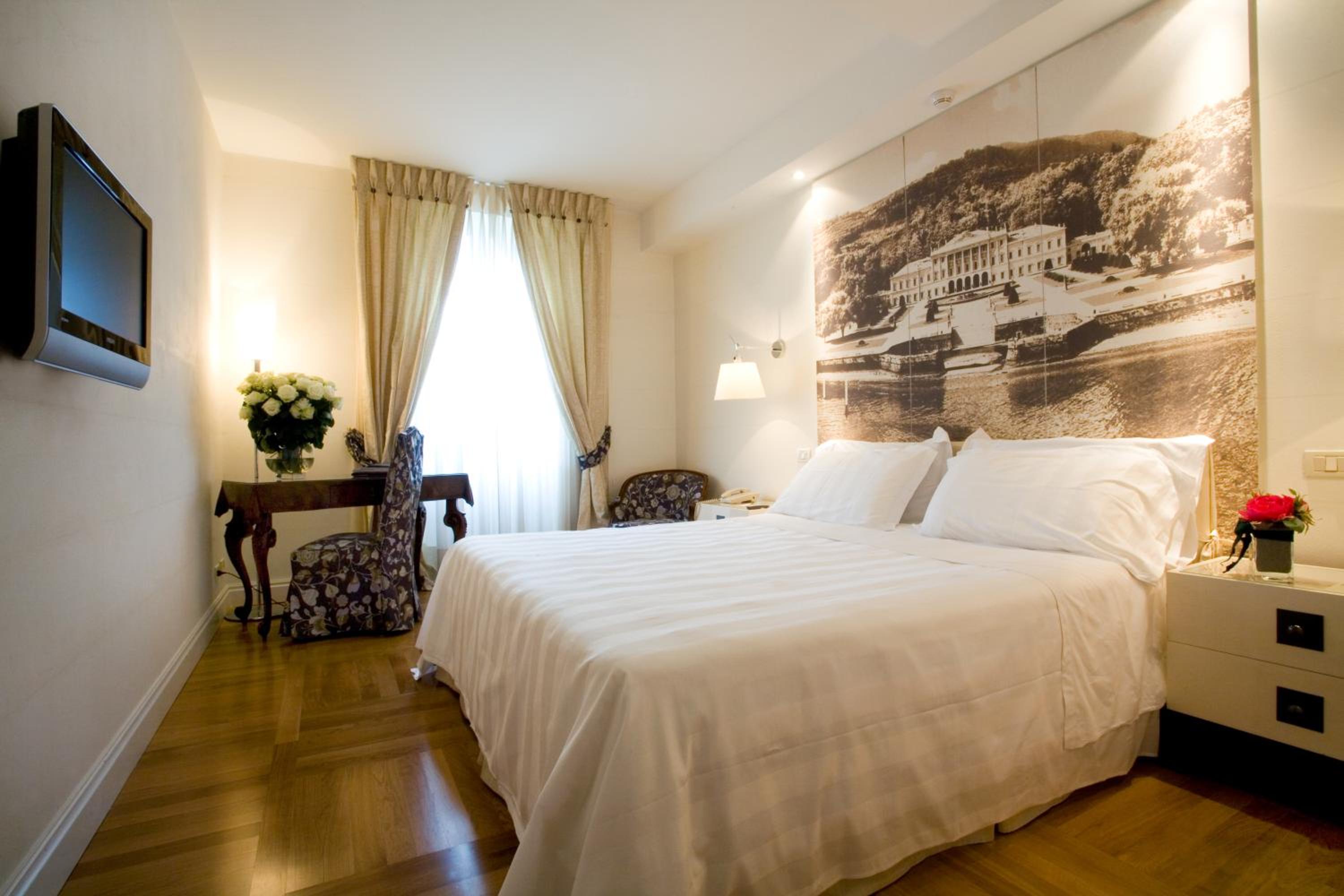 Deluxe Double or Twin Room thumbnail 6