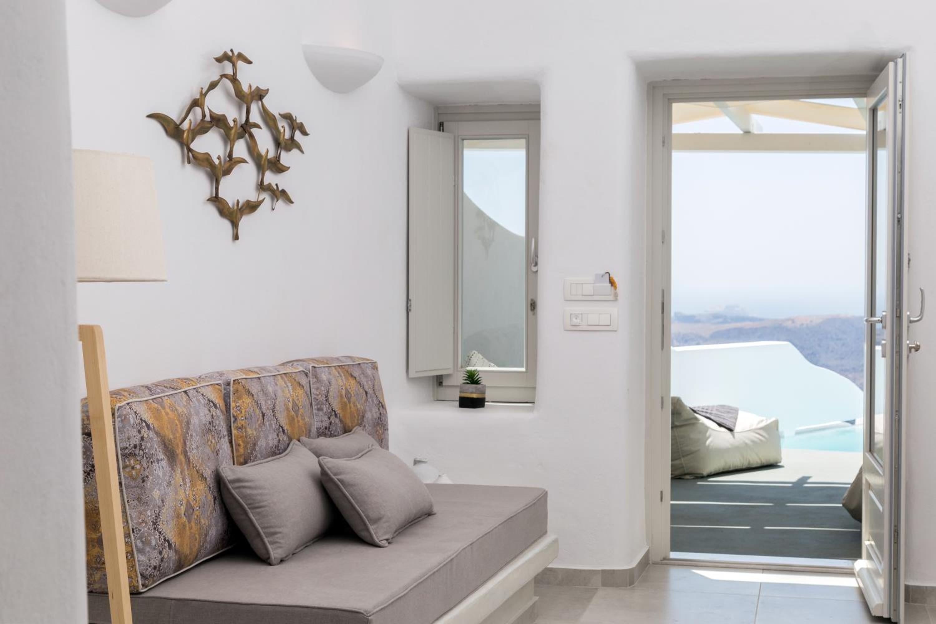 Topaz Suite with Private Pool and Caldera View photo 1