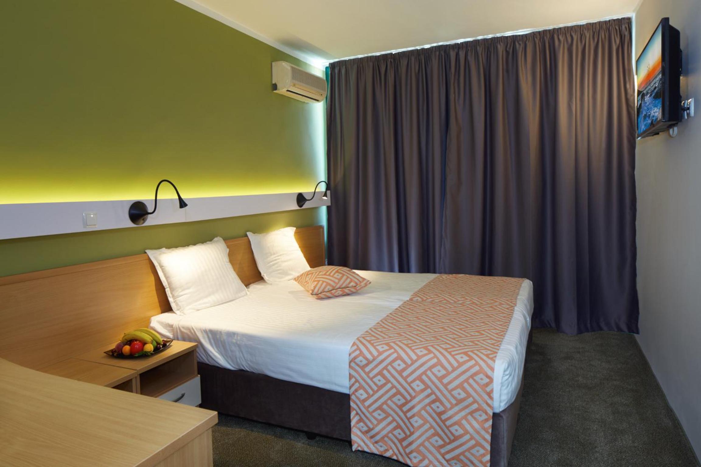 Deluxe Double Room (2 Adults + 1 Child) photo 1