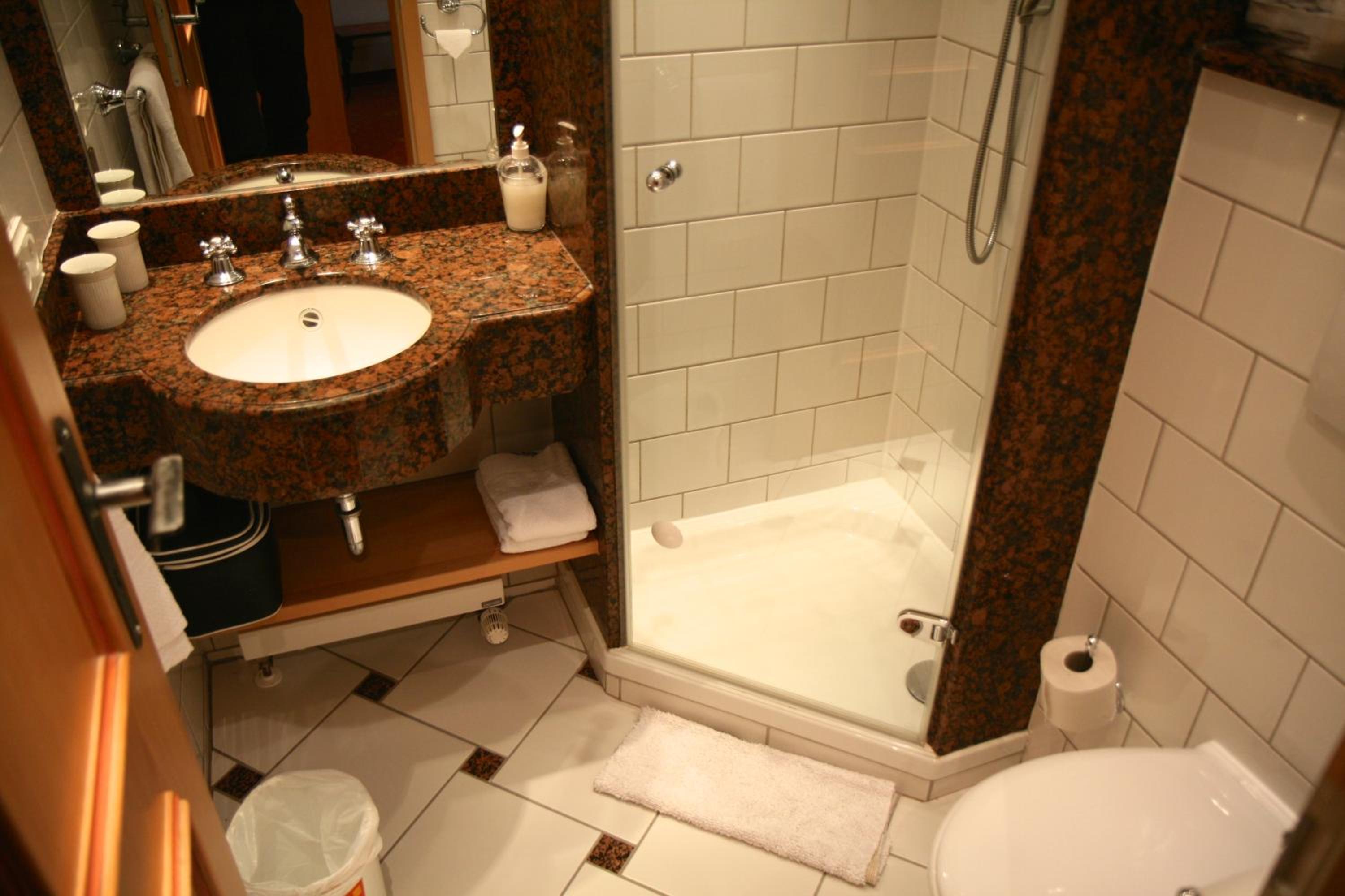 Double Room with Balcony - Photo 3