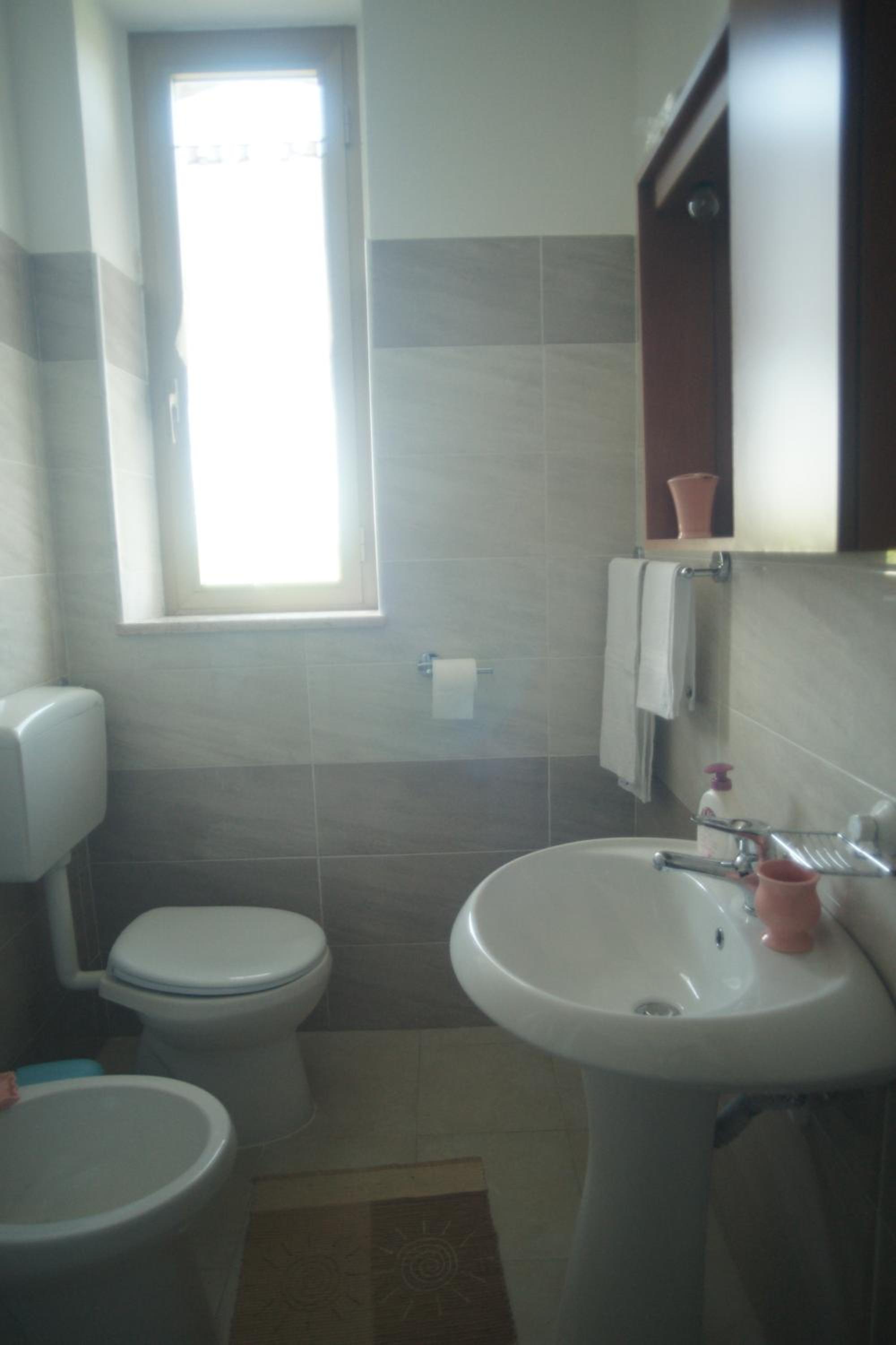 Double Room with Private Bathroom - Photo 2