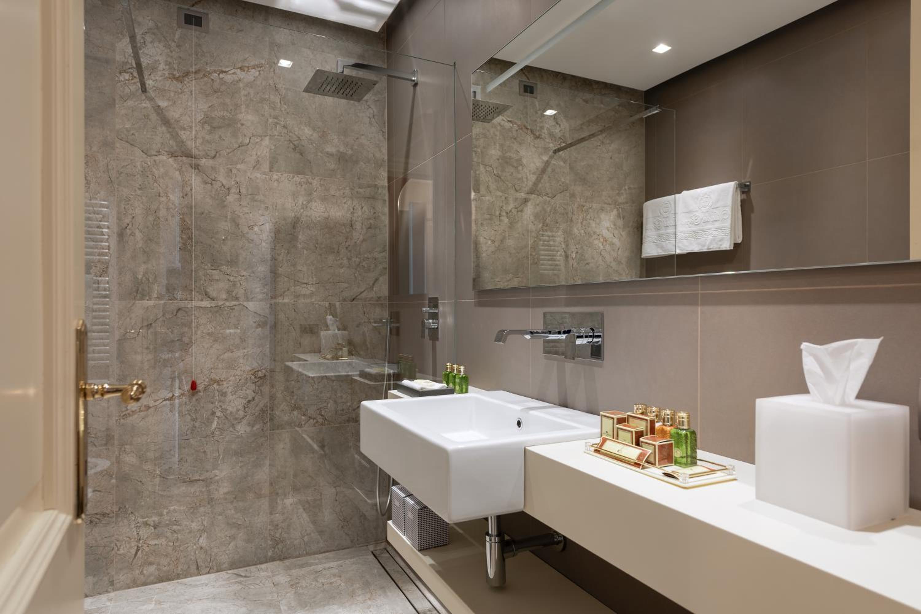 Superior Double Room with Terrace and Lake View - Photo 8
