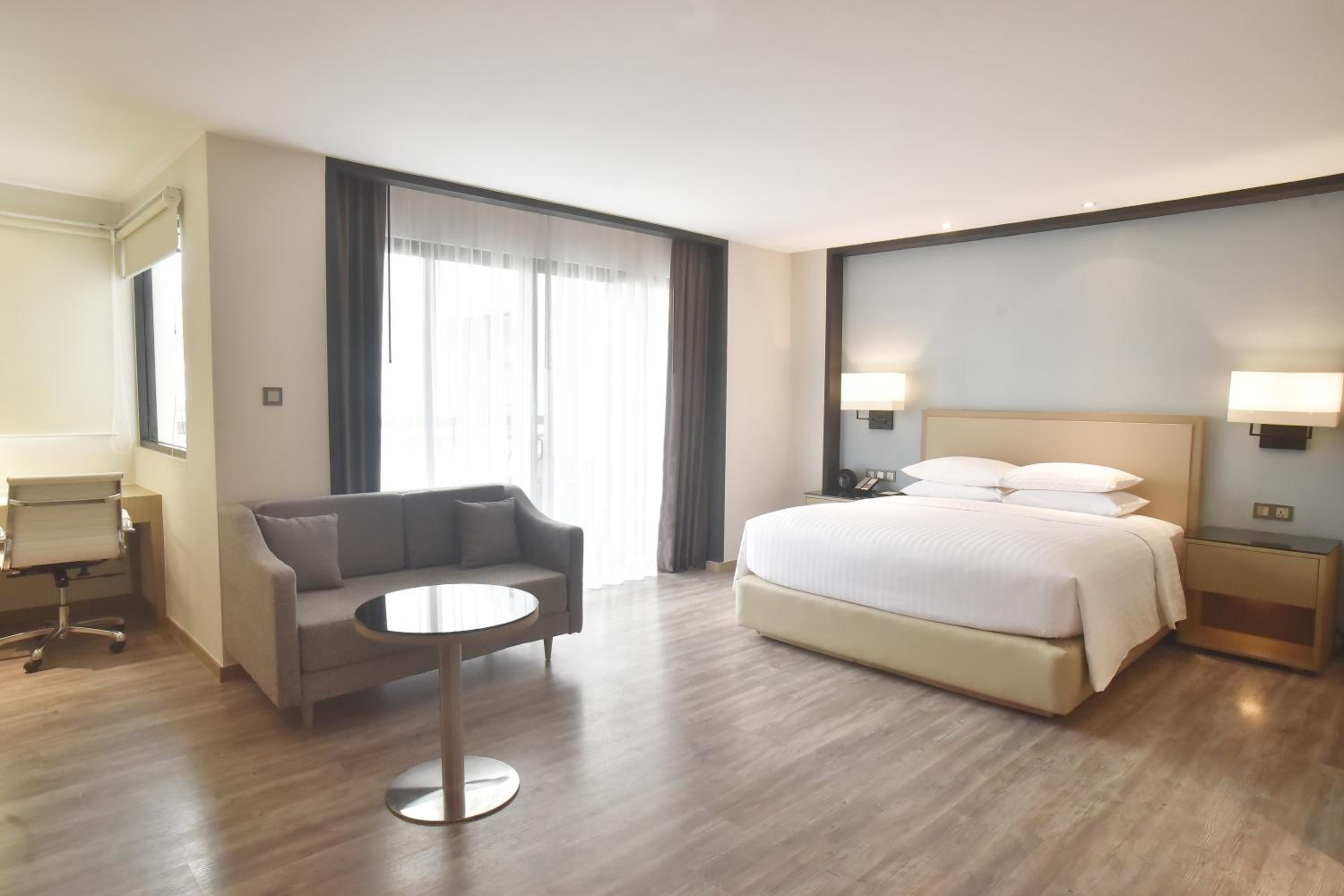 Executive room, Guest room, 1 King, Balcony photo 3