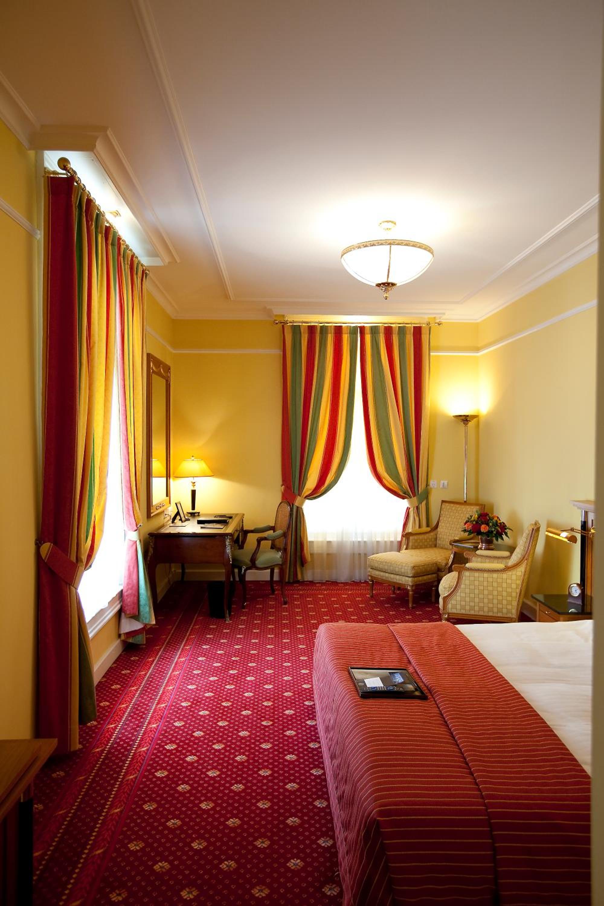 Fairmont Double Room With City View - Photo 3