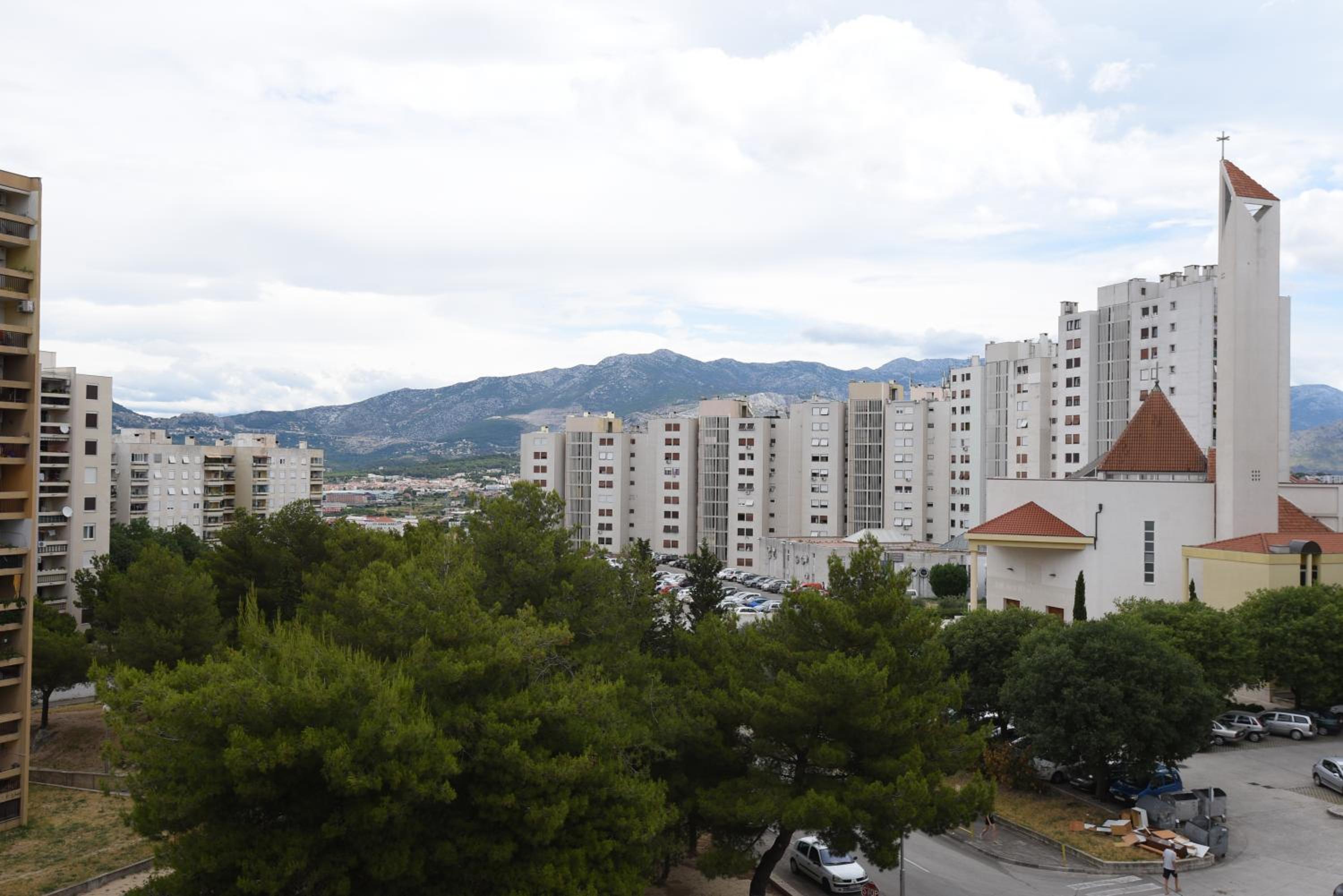 Apartment with Balcony - Photo 8