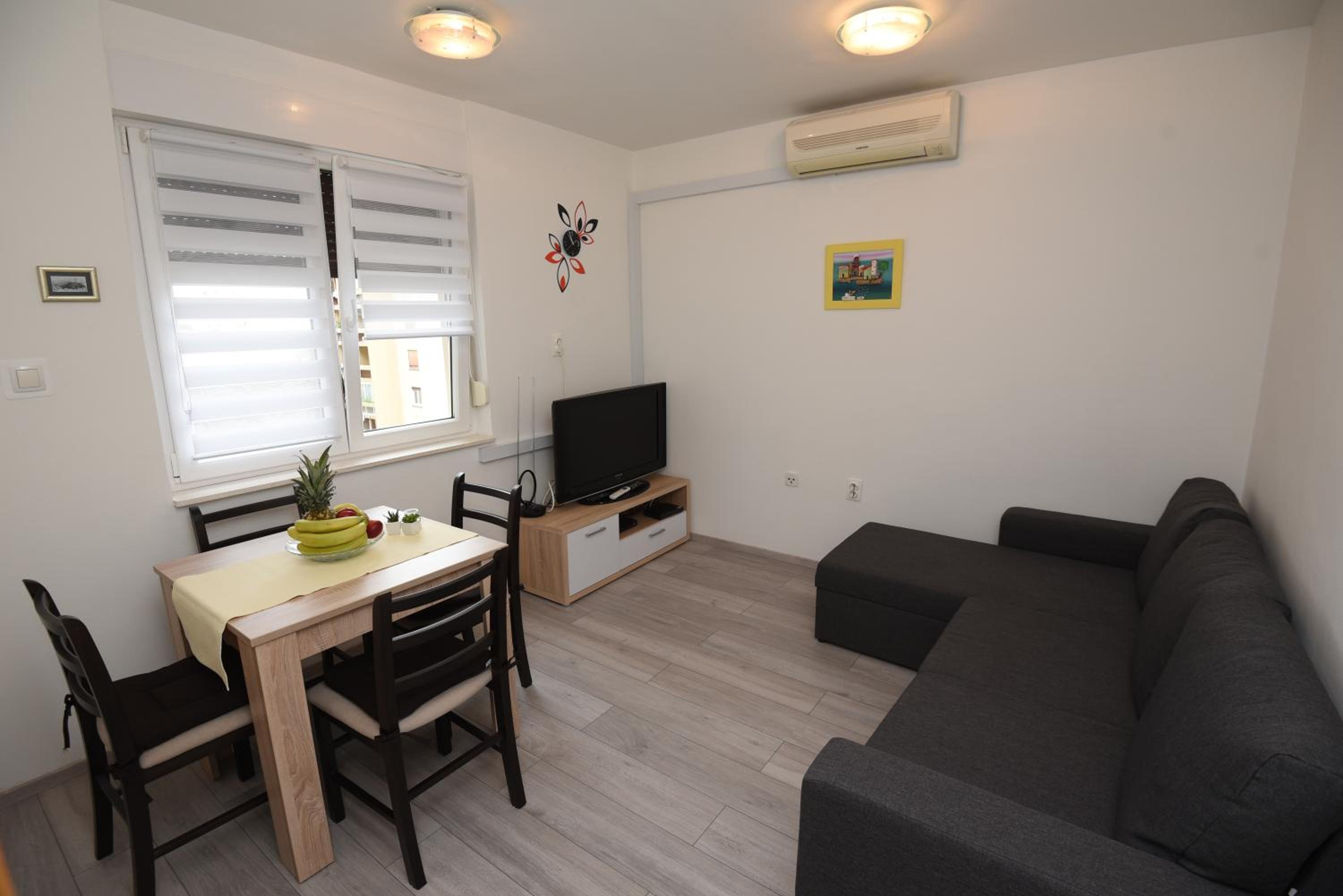Apartment with Balcony - Photo 14