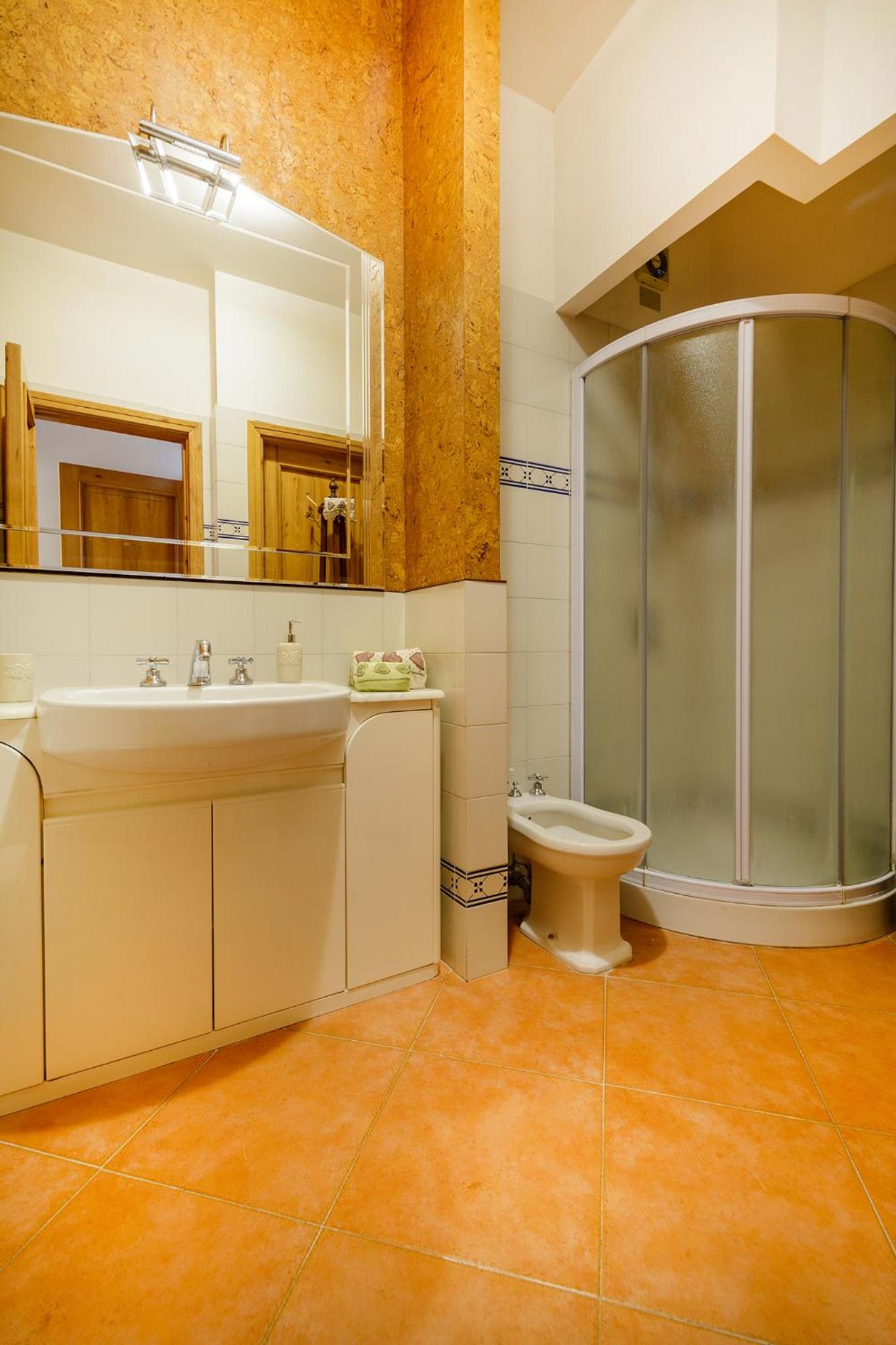 Deluxe Double Room (2 Adults + 1 Child) - Photo 4