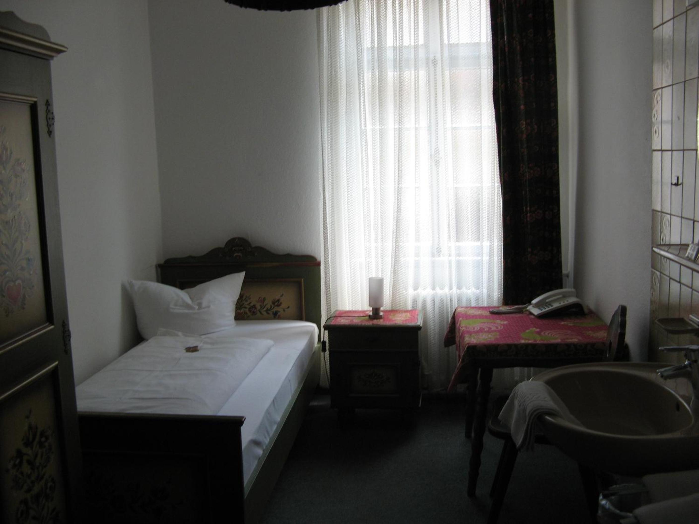 Single Room with Shared Shower and Toilet photo 2