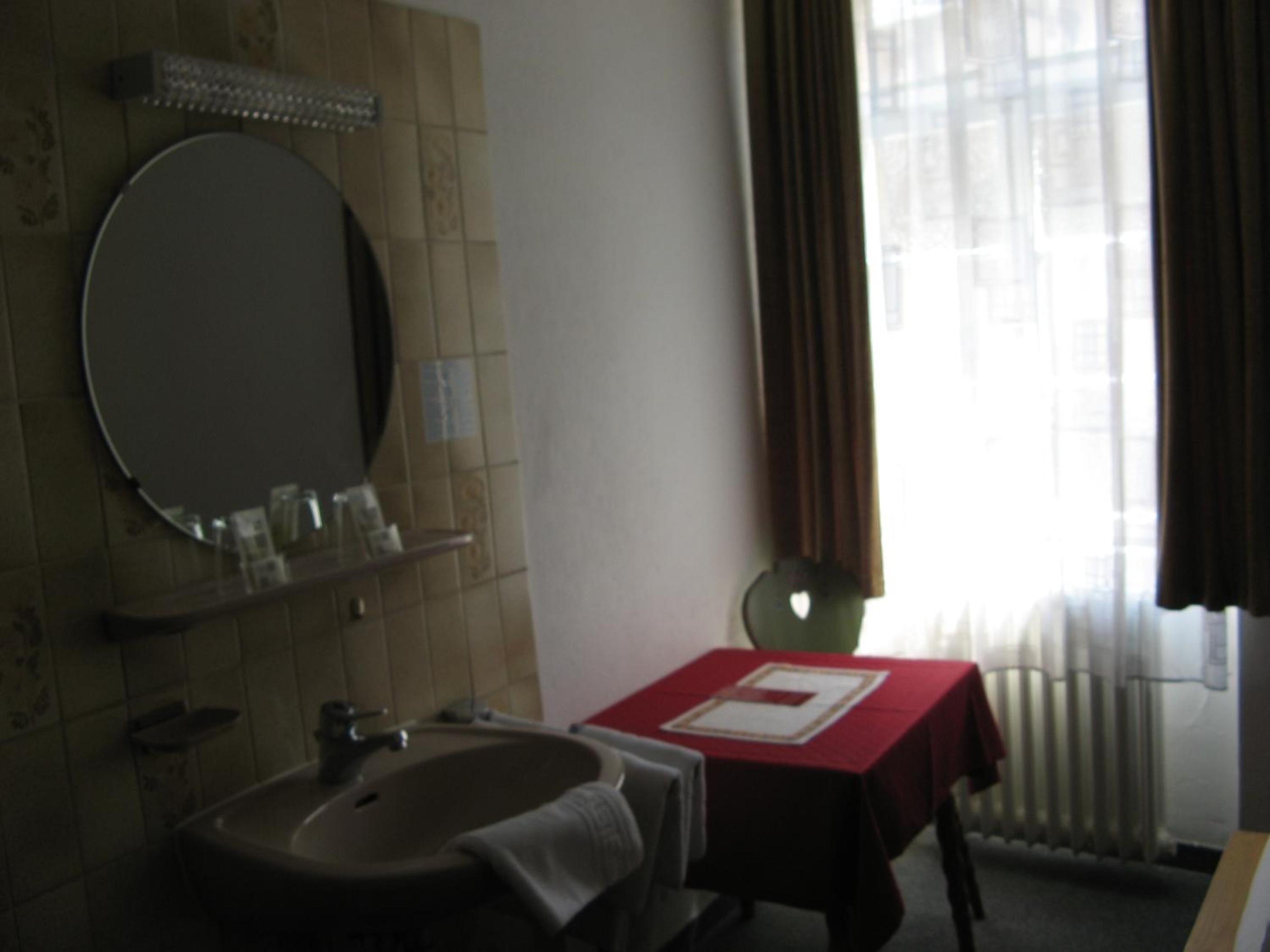 Single Room with Shared Shower and Toilet photo 3