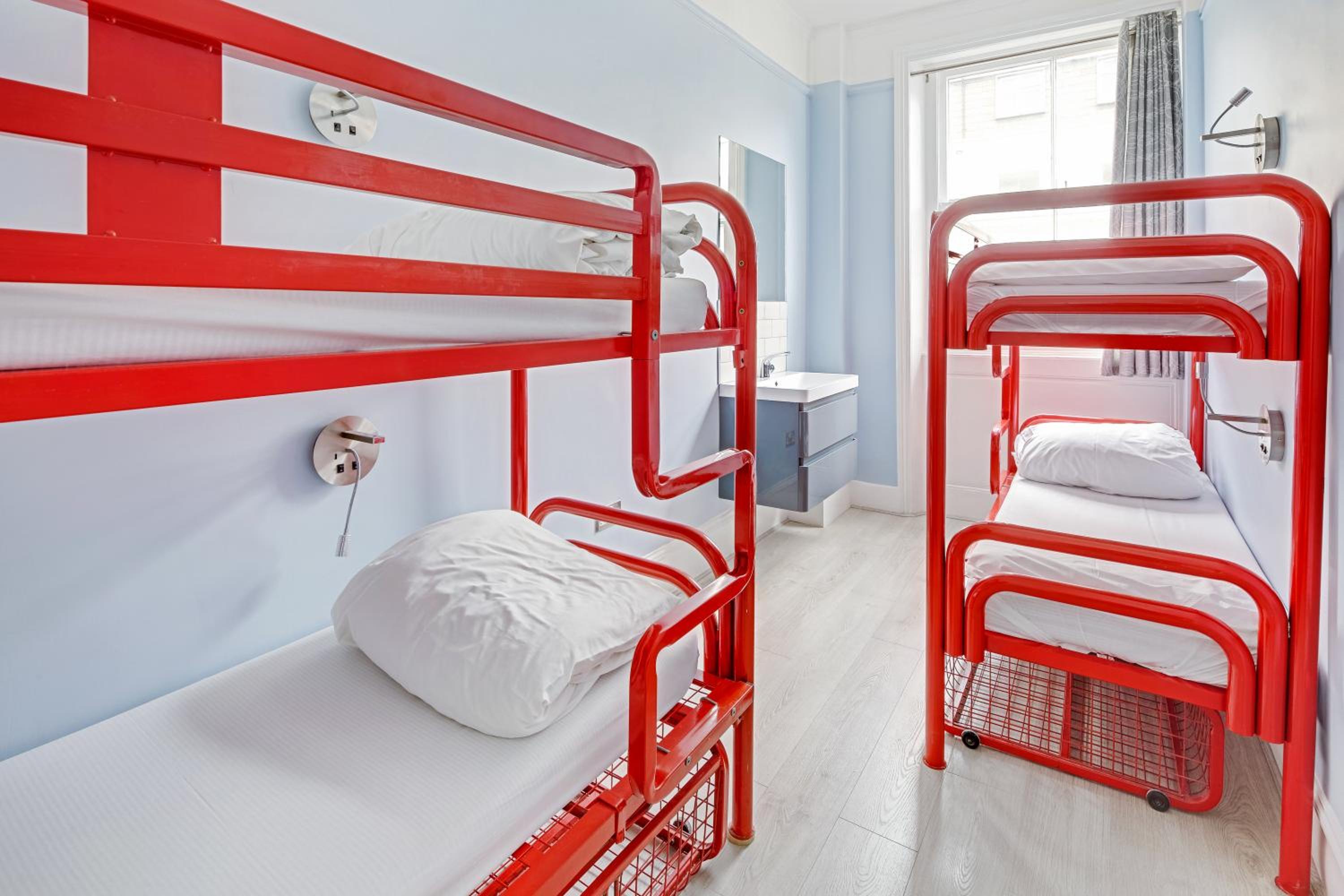 Bed in 4-Bed Mixed Dormitory Room Shared Bathroom (18–40 years) photo 2