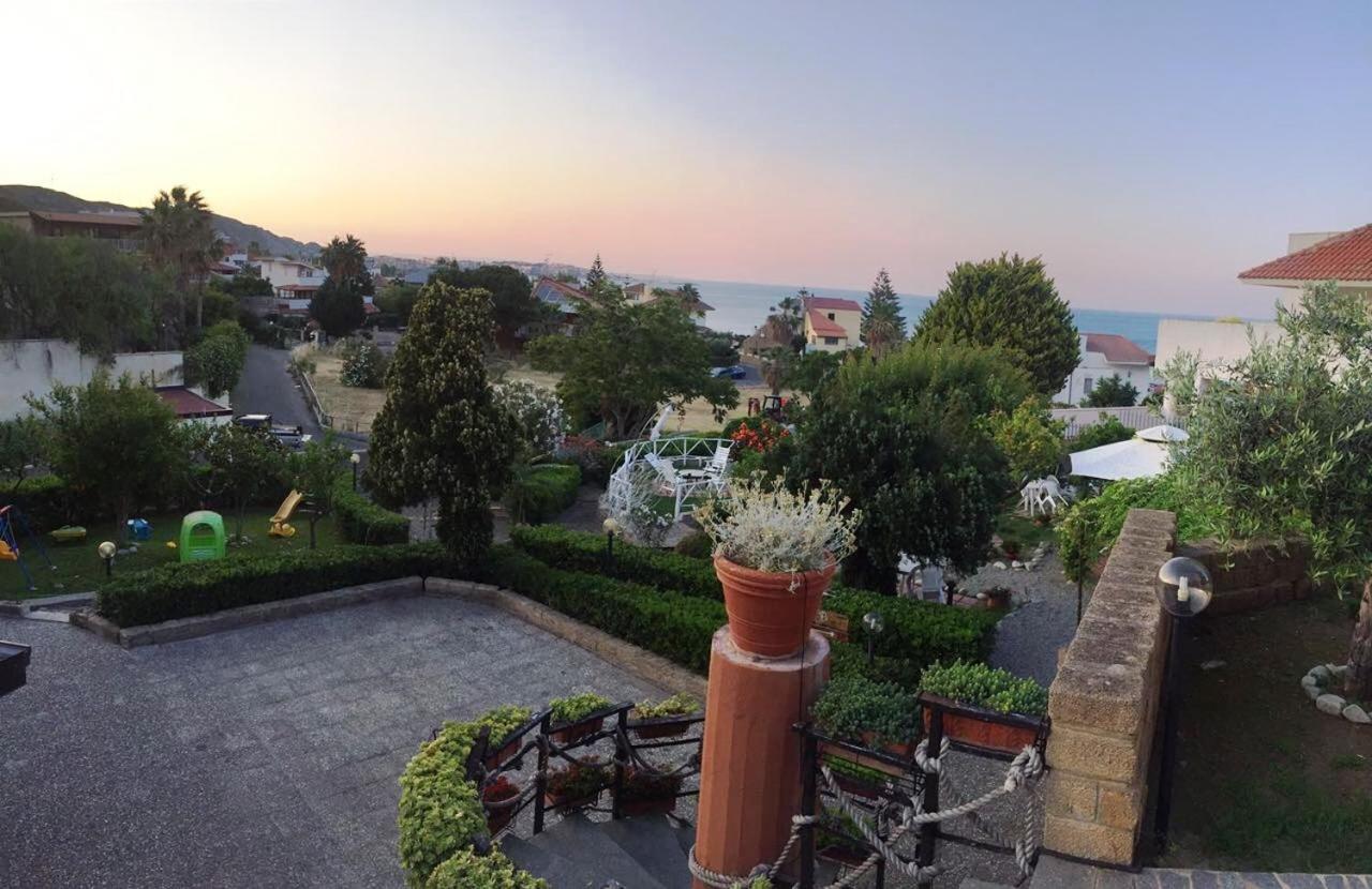 Deluxe Double Room with Balcony and Sea View photo 3