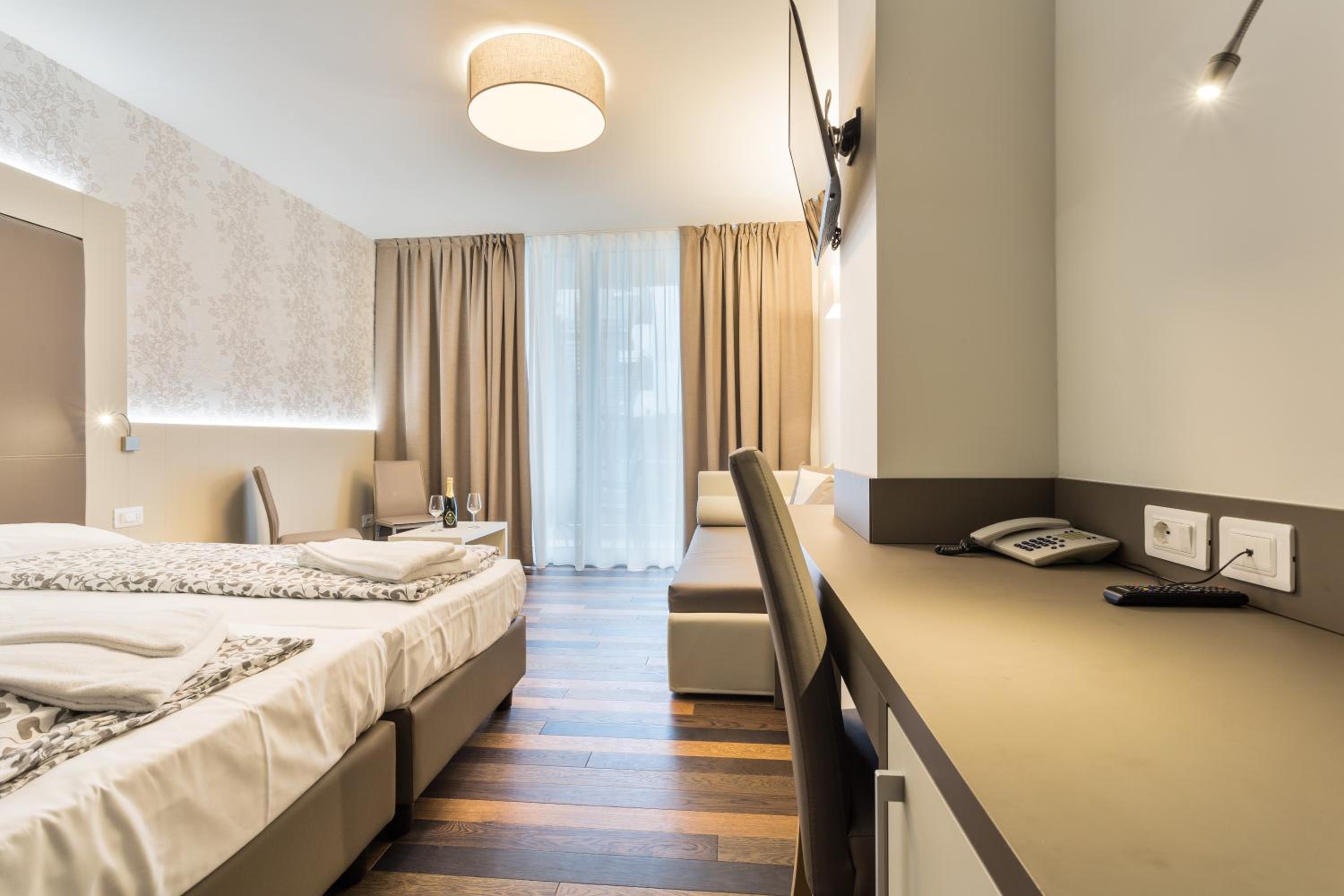 Deluxe triple room