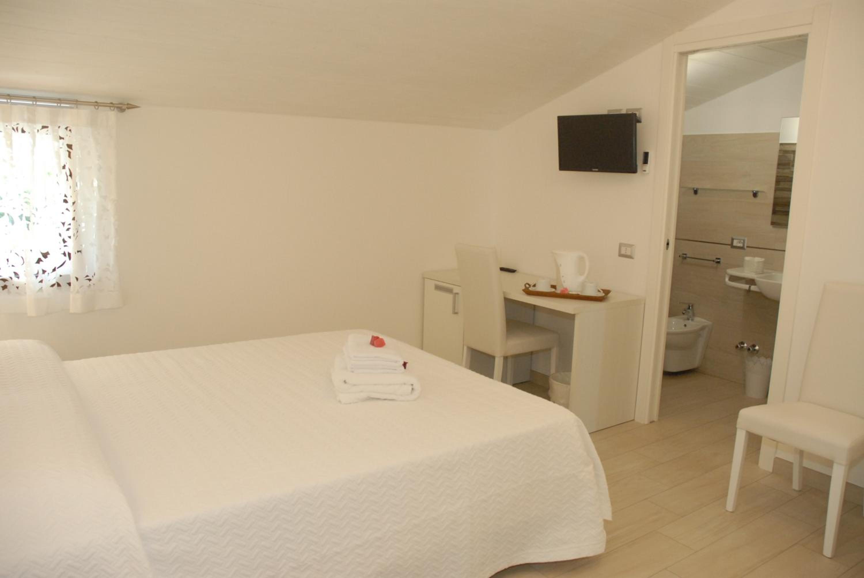 Double Room with Private Bathroom photo 2