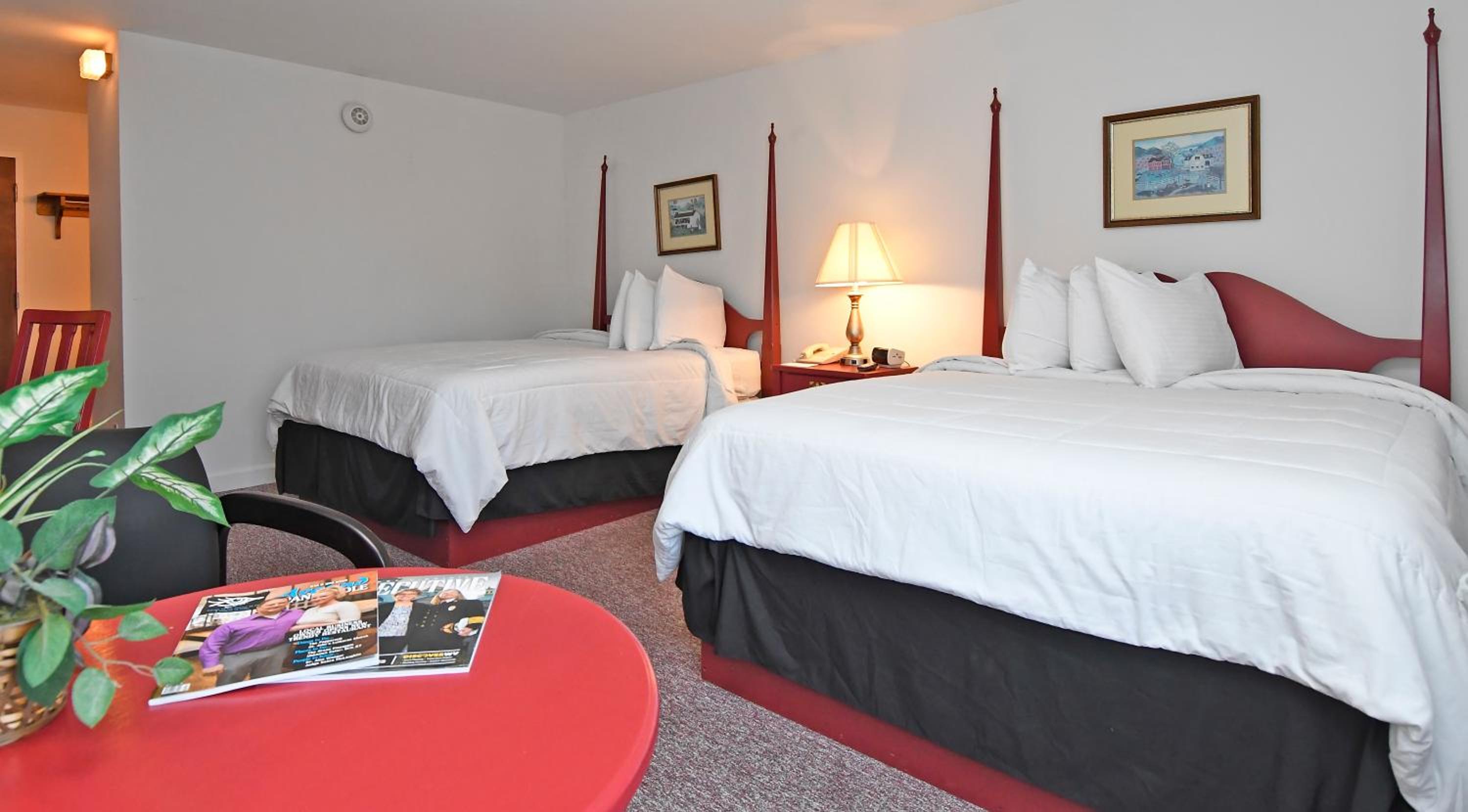 Queen Room with Two Queen Beds photo 3