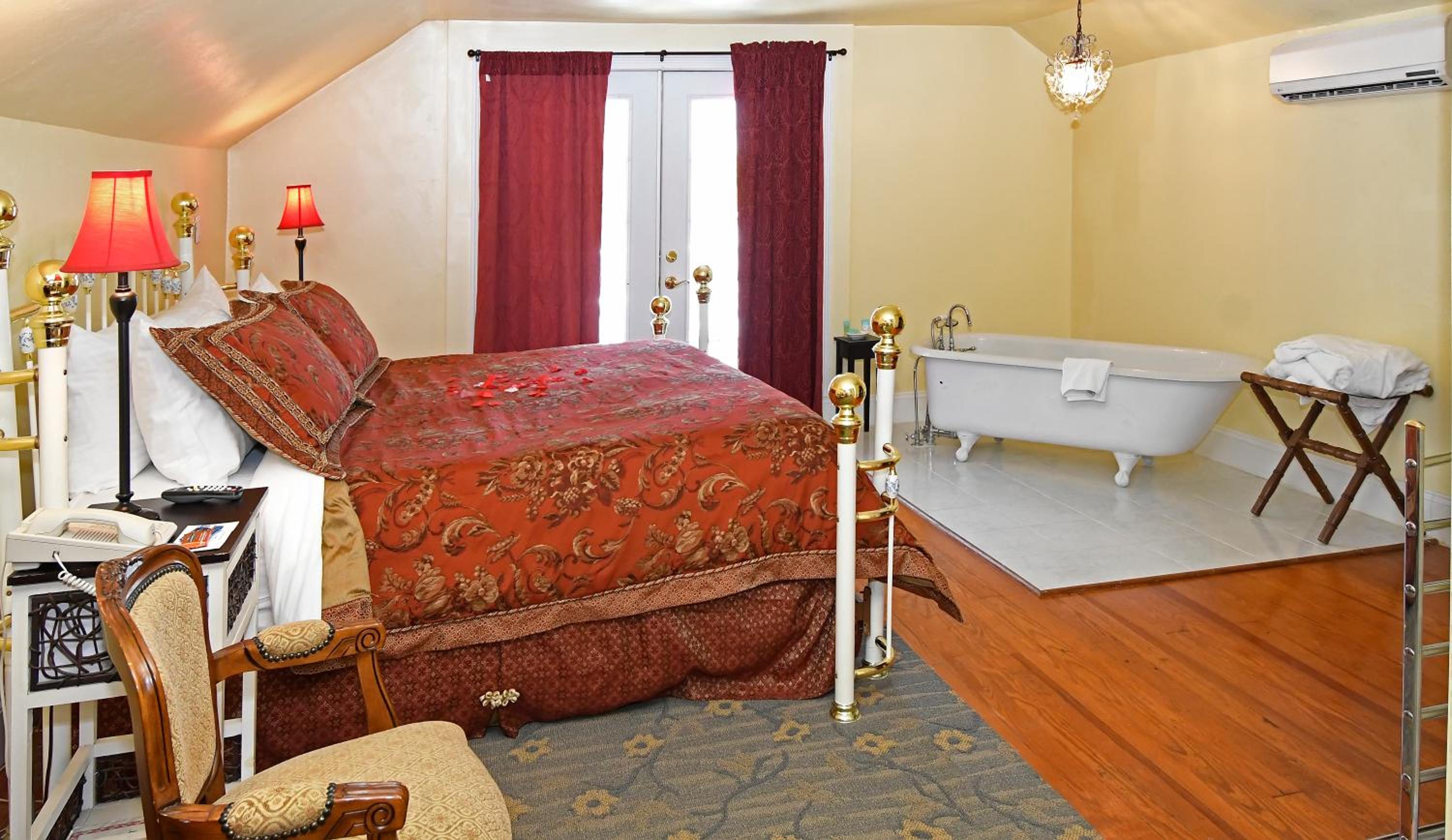 Deluxe Honeymoon Suite