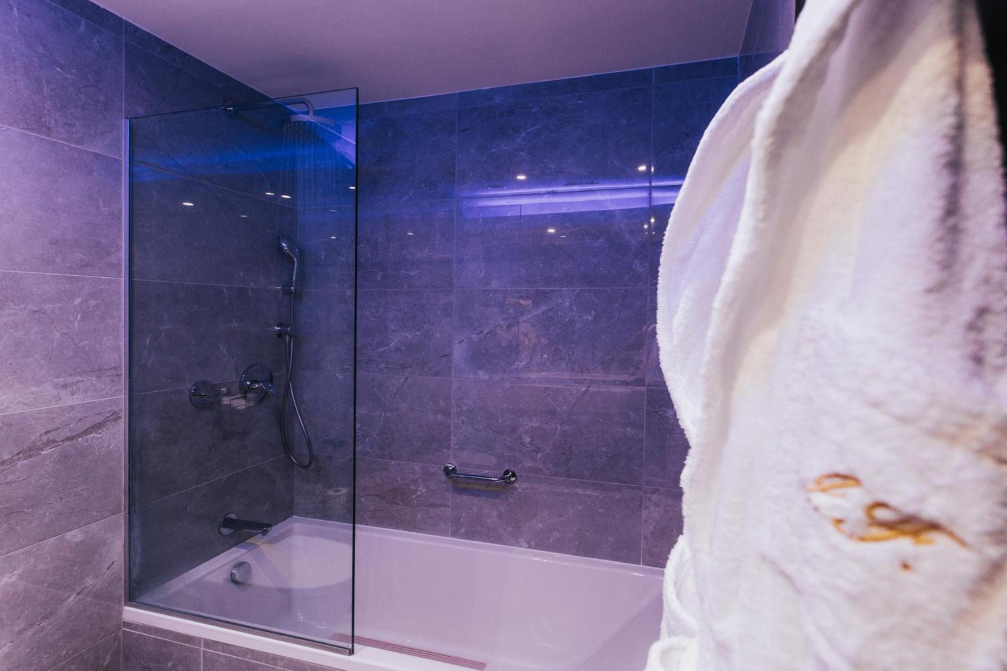 Standard Double or Twin Room with Balcony - Photo 7