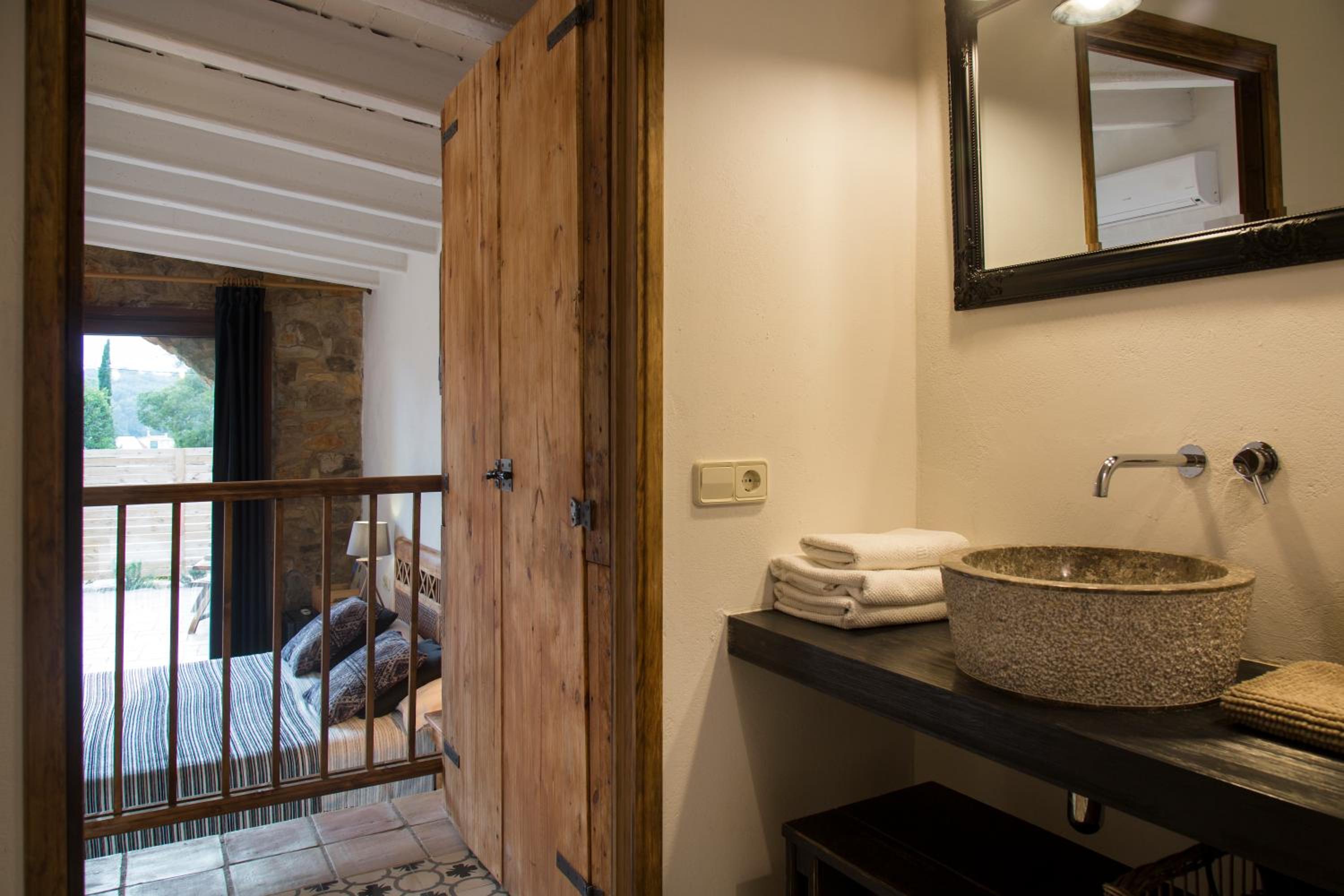 Deluxe Double Room with Balcony photo 3