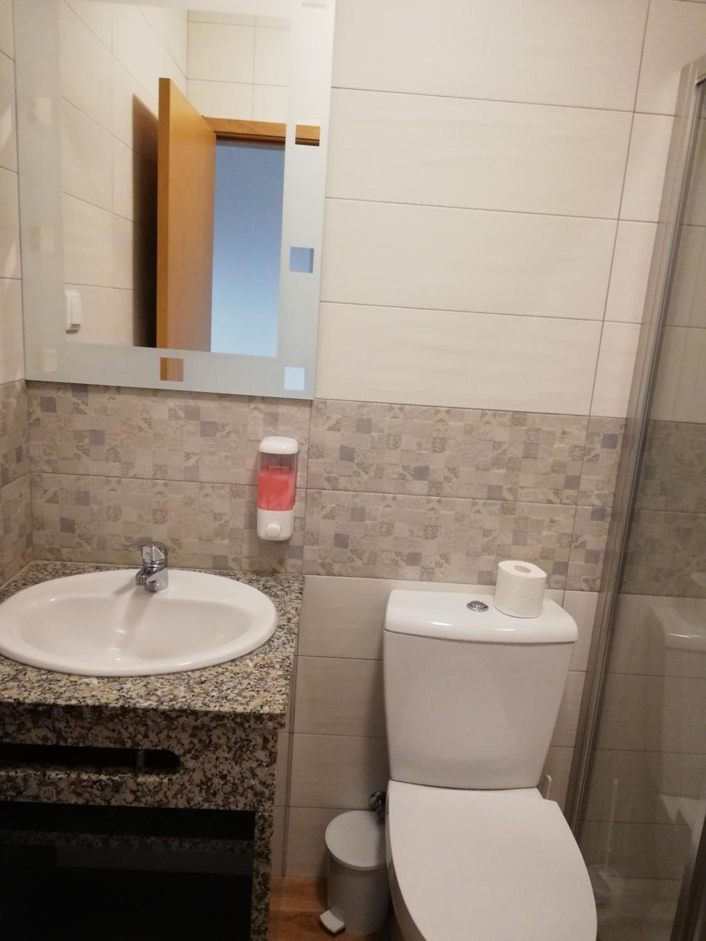 Twin Room with Balcony - Photo 3