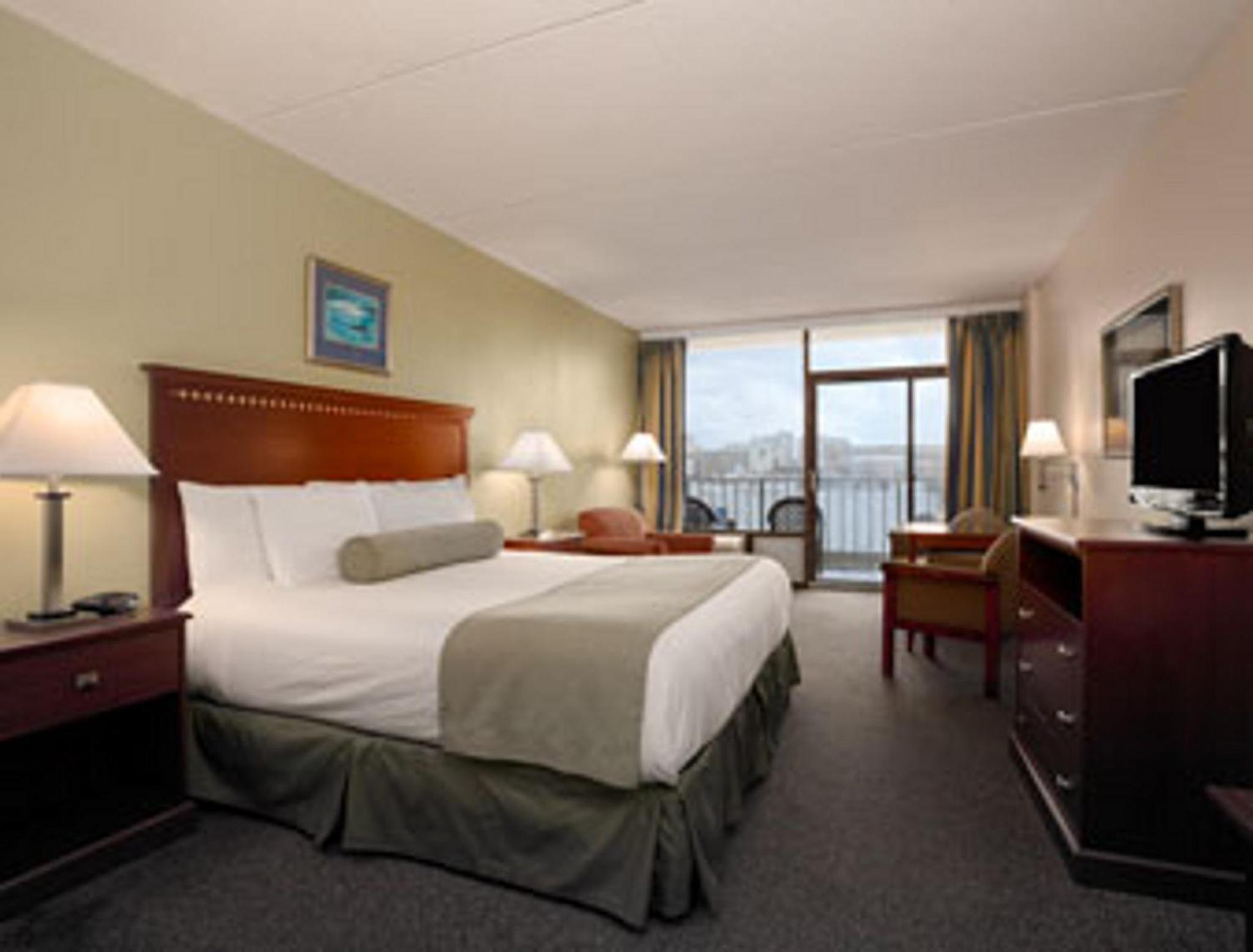 King Room with Balcony and Partial Ocean View - Non-Smoking photo 1