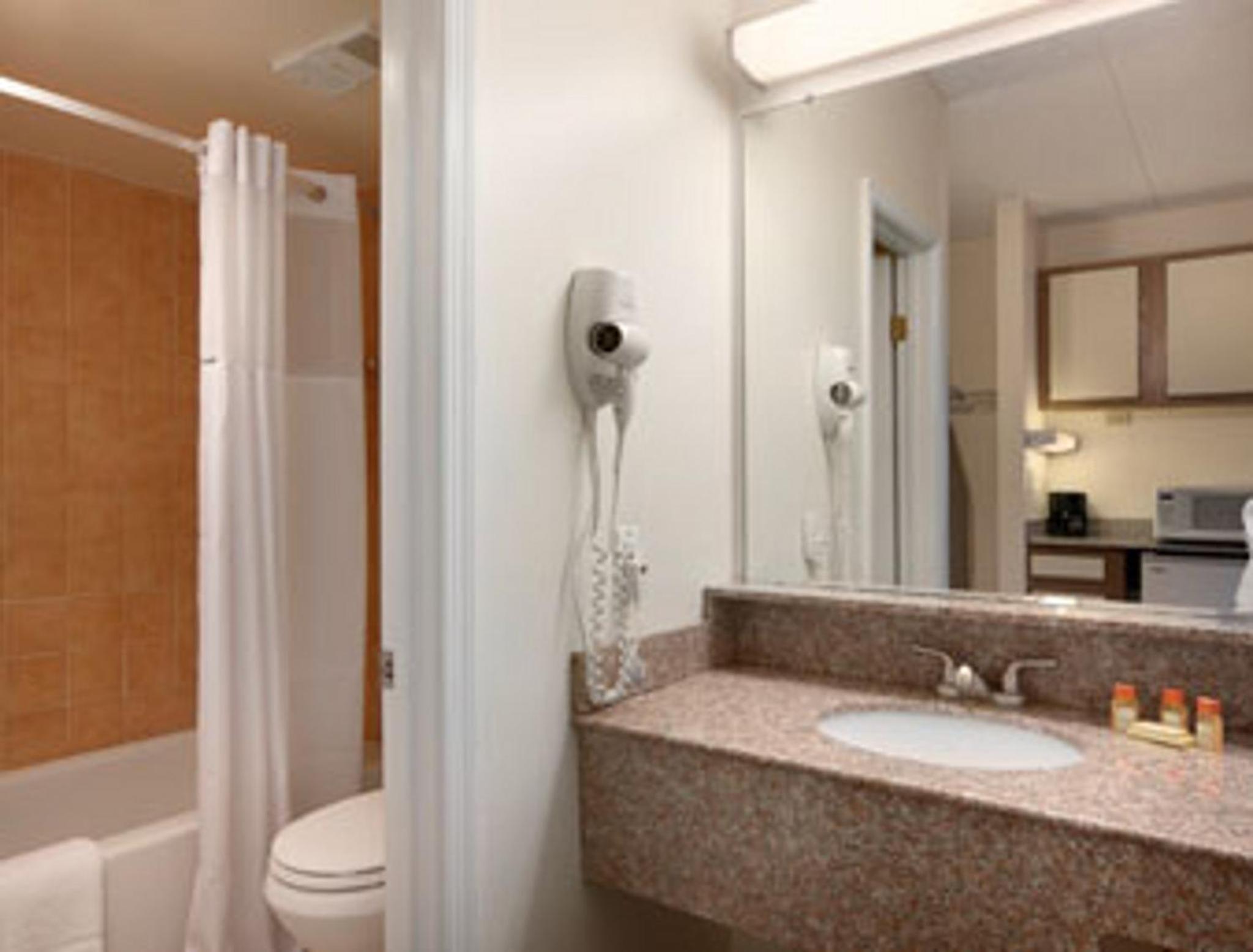 Queen Room with Two Queen Beds - Non-Smoking photo 2