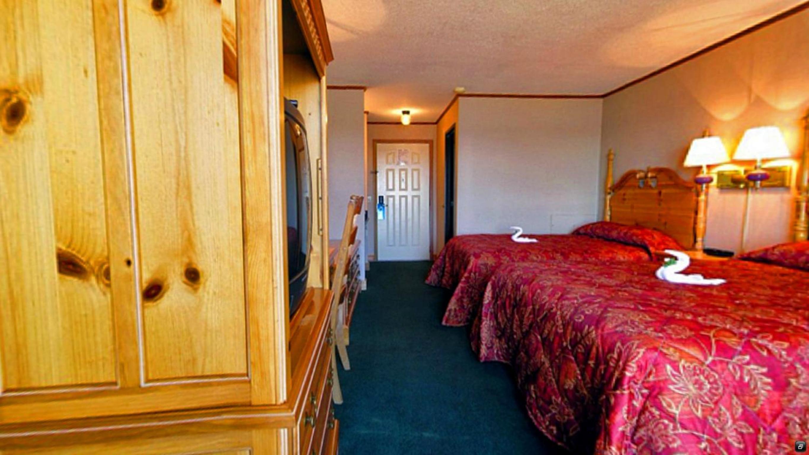 Queen Room with Two Queen Beds - Lake View - Photo 3