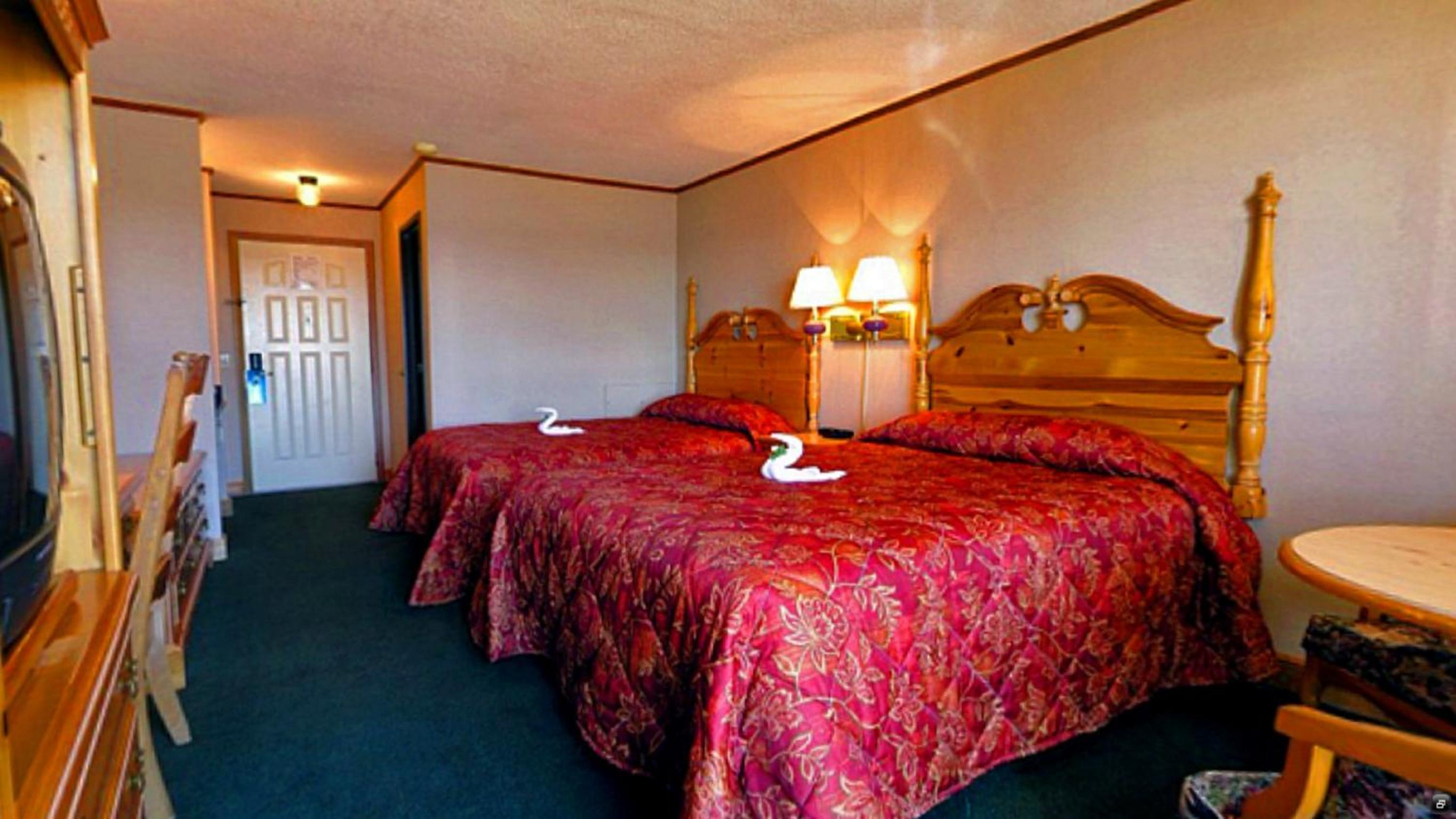 Queen Room with Two Queen Beds - Lake View - Photo 4