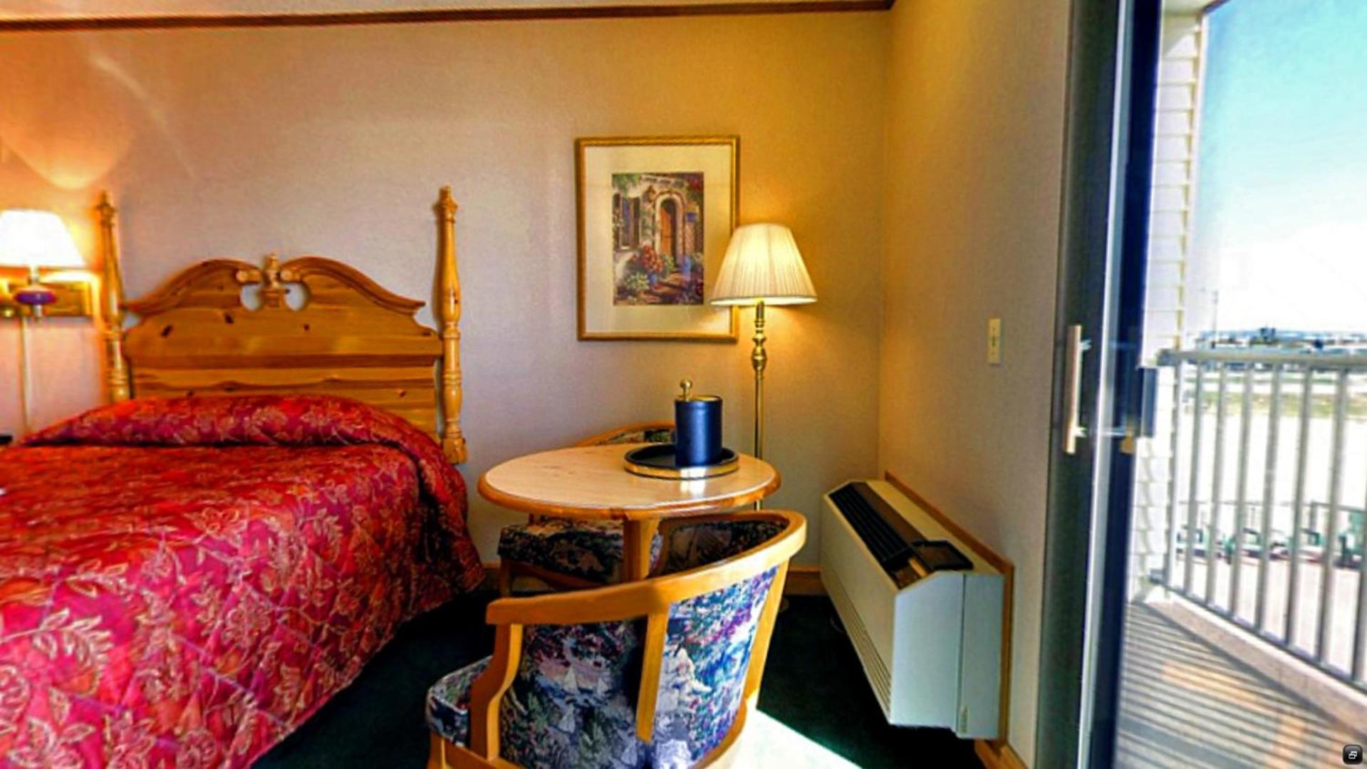 Queen Room with Two Queen Beds - Lake View - Photo 2