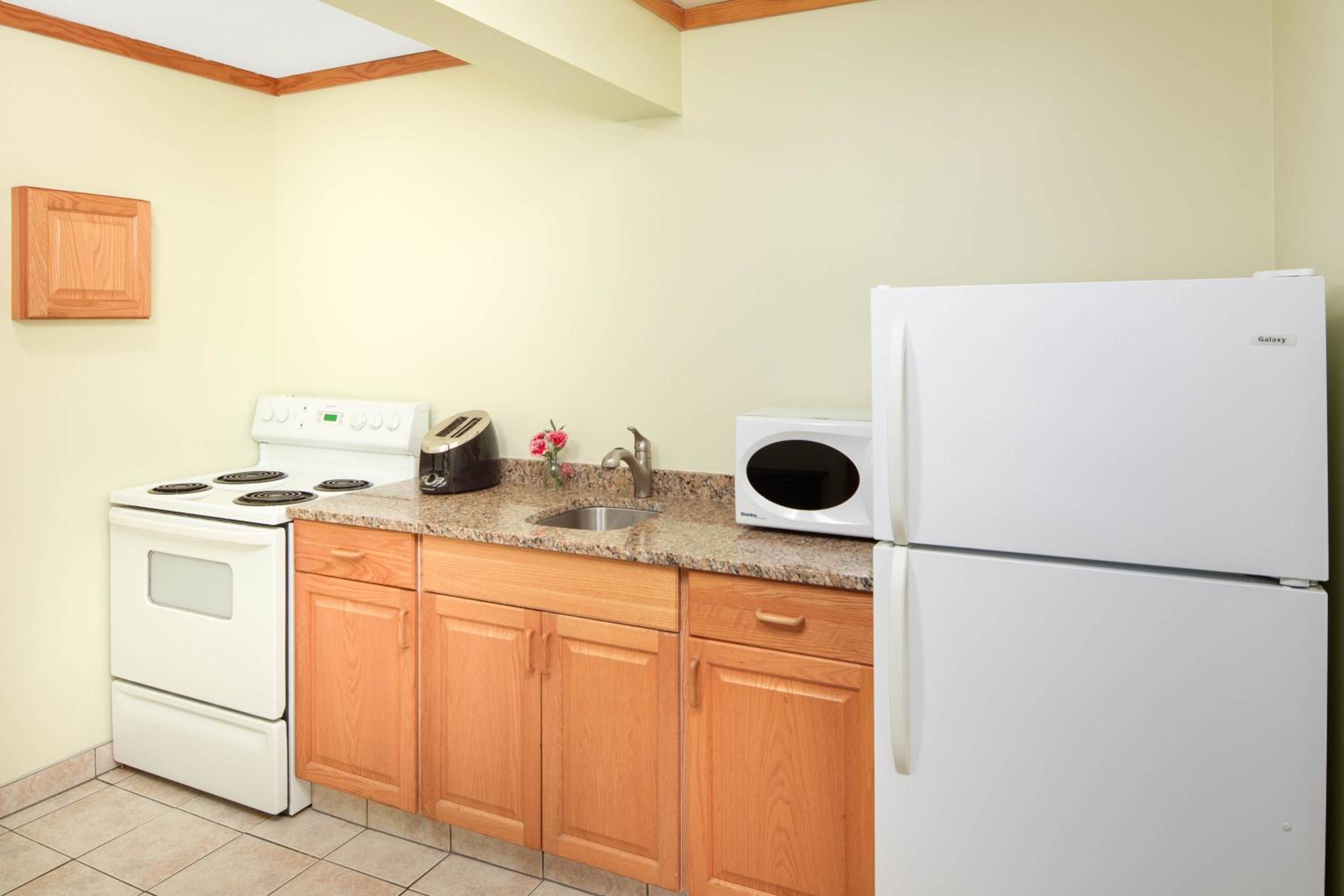 Studio Suite - Two Queen Beds with Kitchen - Non-Smoking - Ground Floor - Photo 4