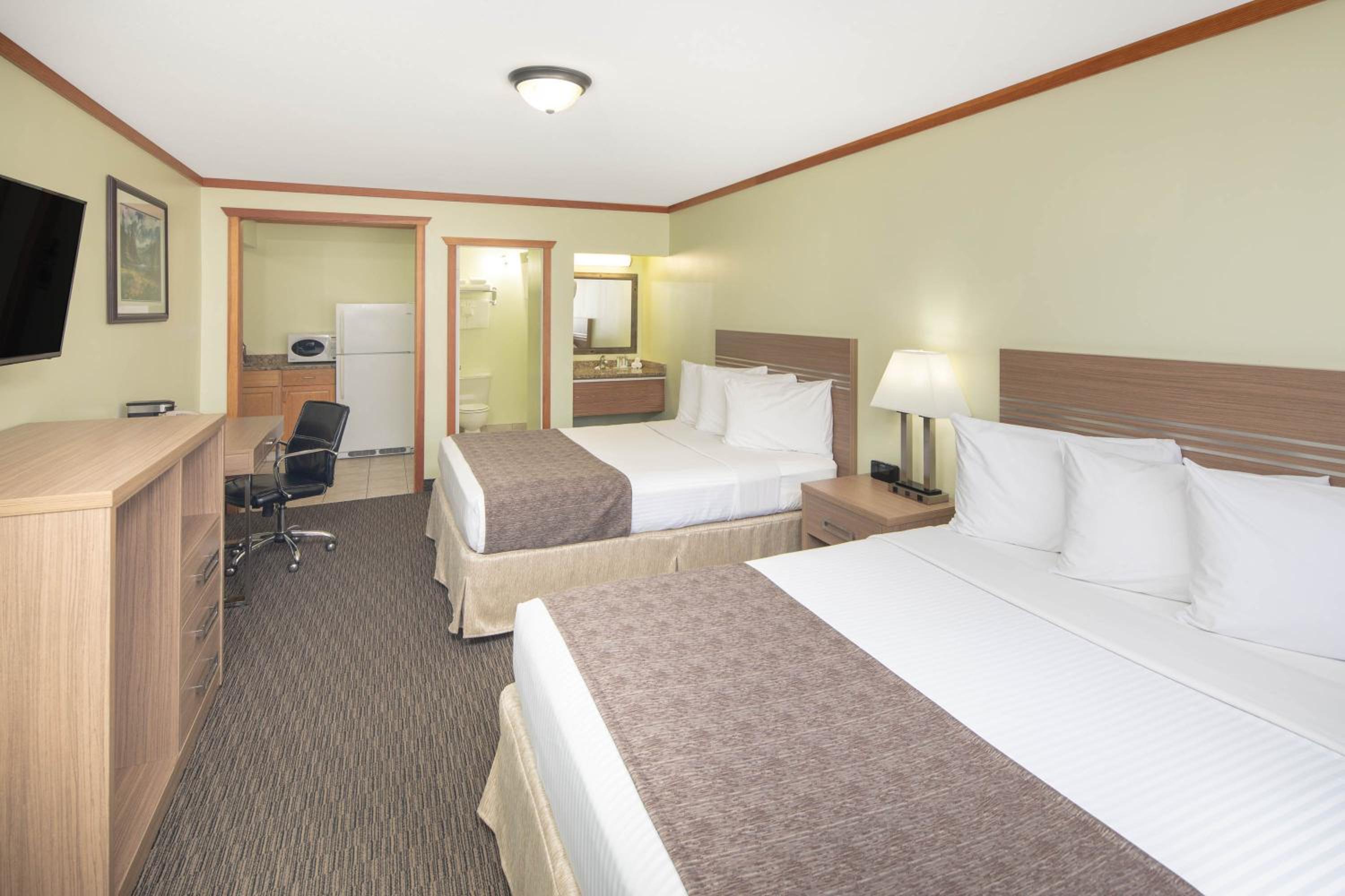 Studio Suite - Two Queen Beds with Kitchen - Non-Smoking - Ground Floor - Photo 3