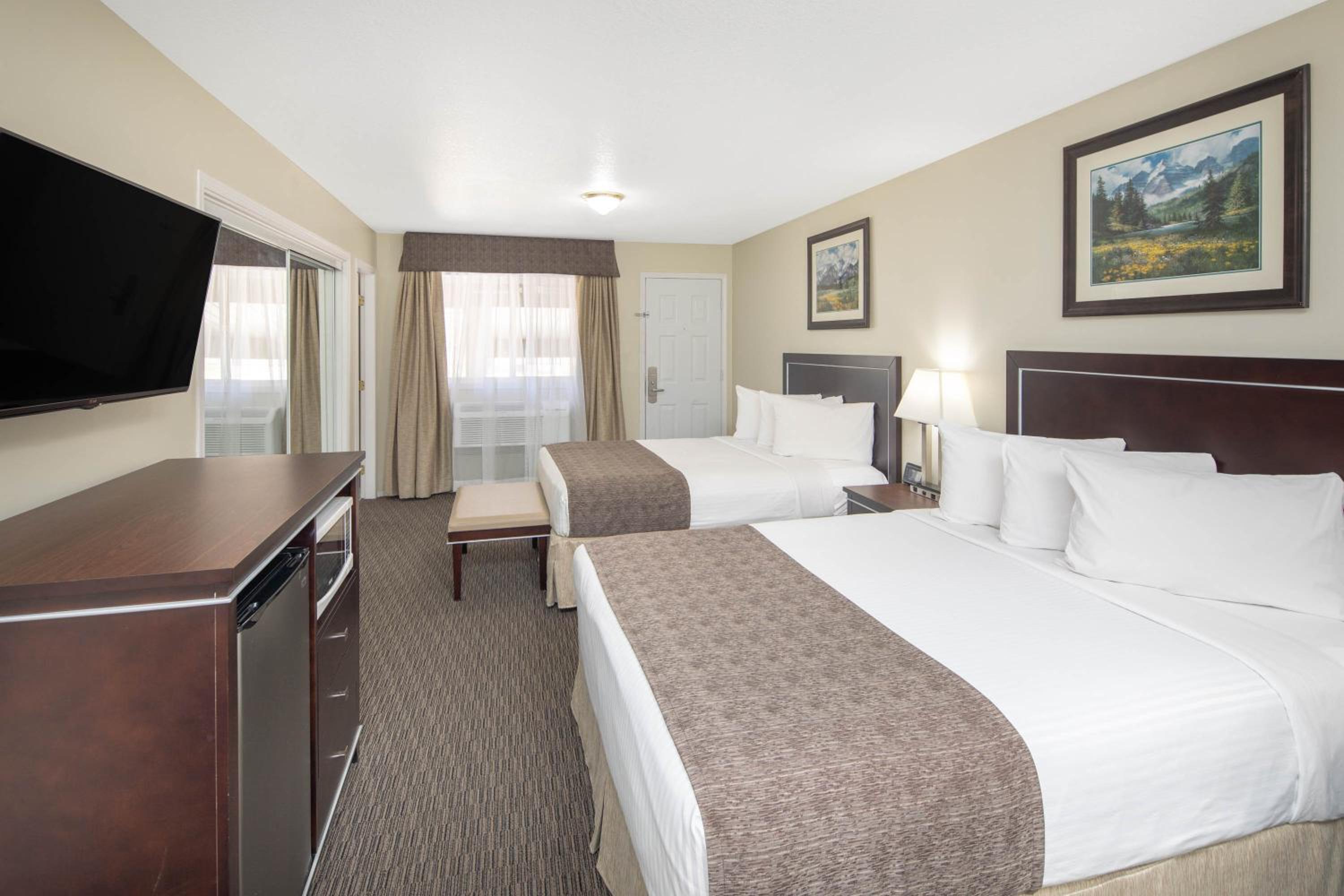 Room with One King Bed and One Queen Bed or One Sofa Bed (Ground Floor) - Non-Smoking - Photo 1