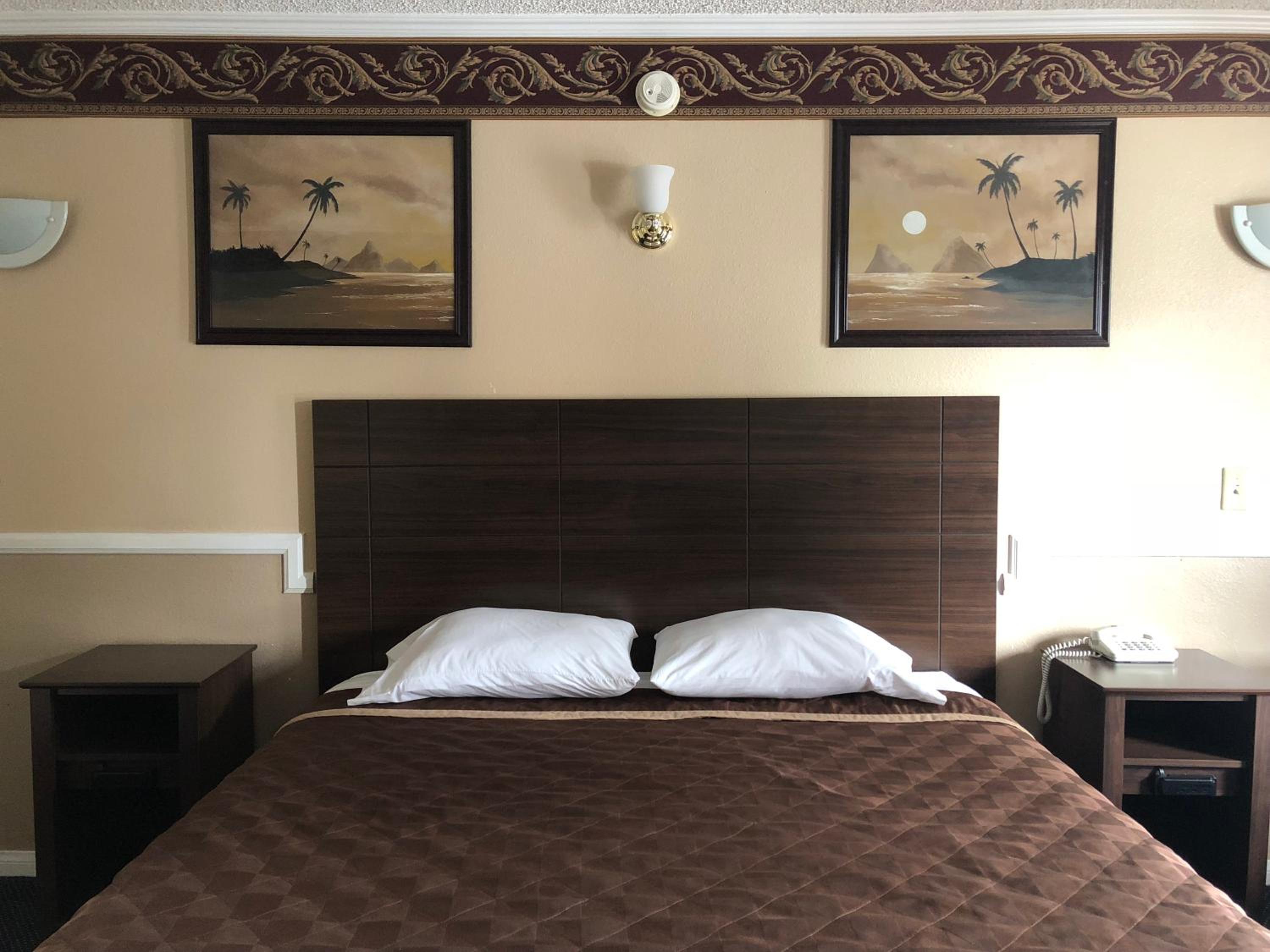 Standard King Room - Photo 13